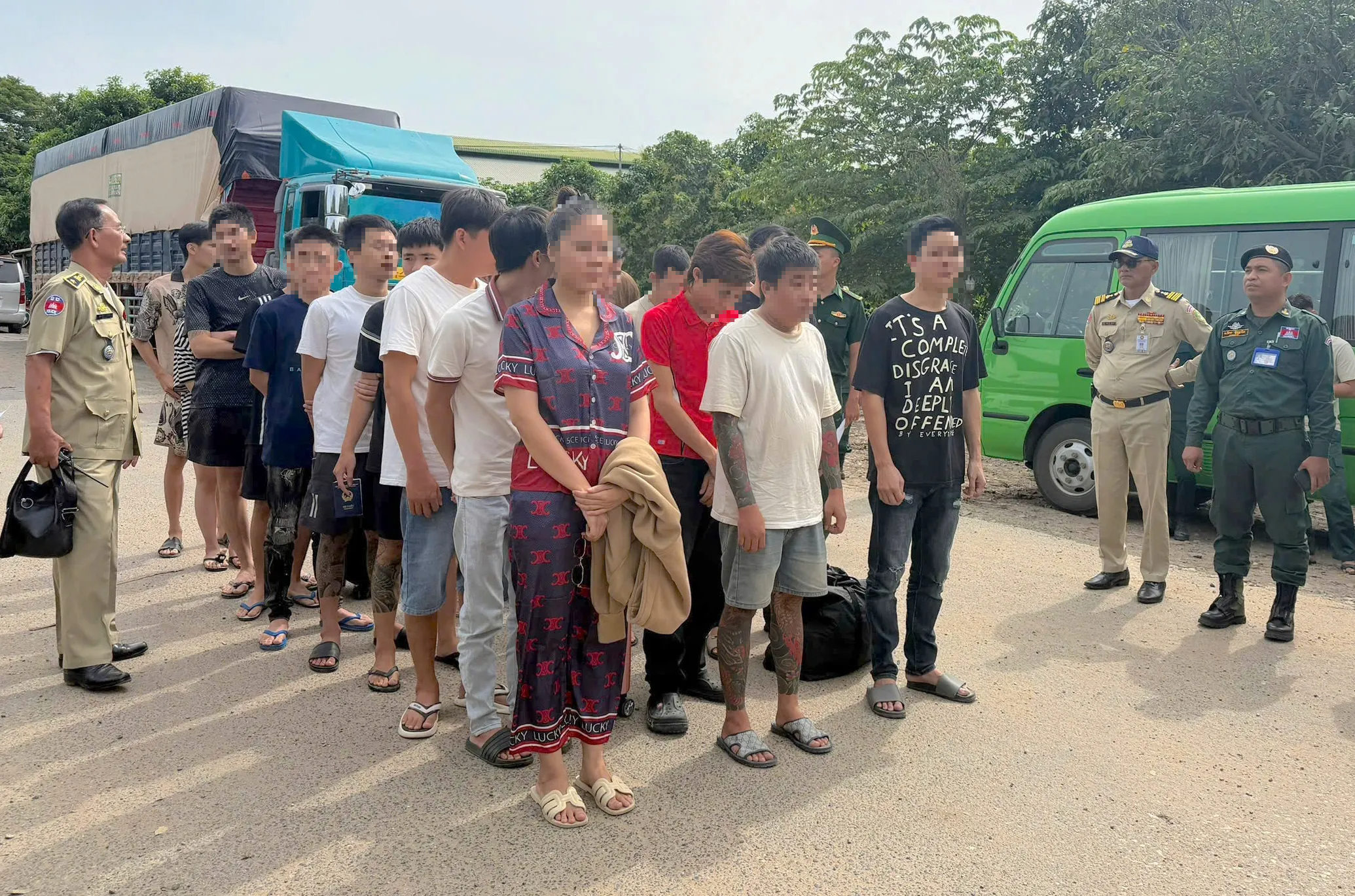 Lừa đảo trực tuyến, nhiều người bị Campuchia trục xuất về nước- Ảnh 1.