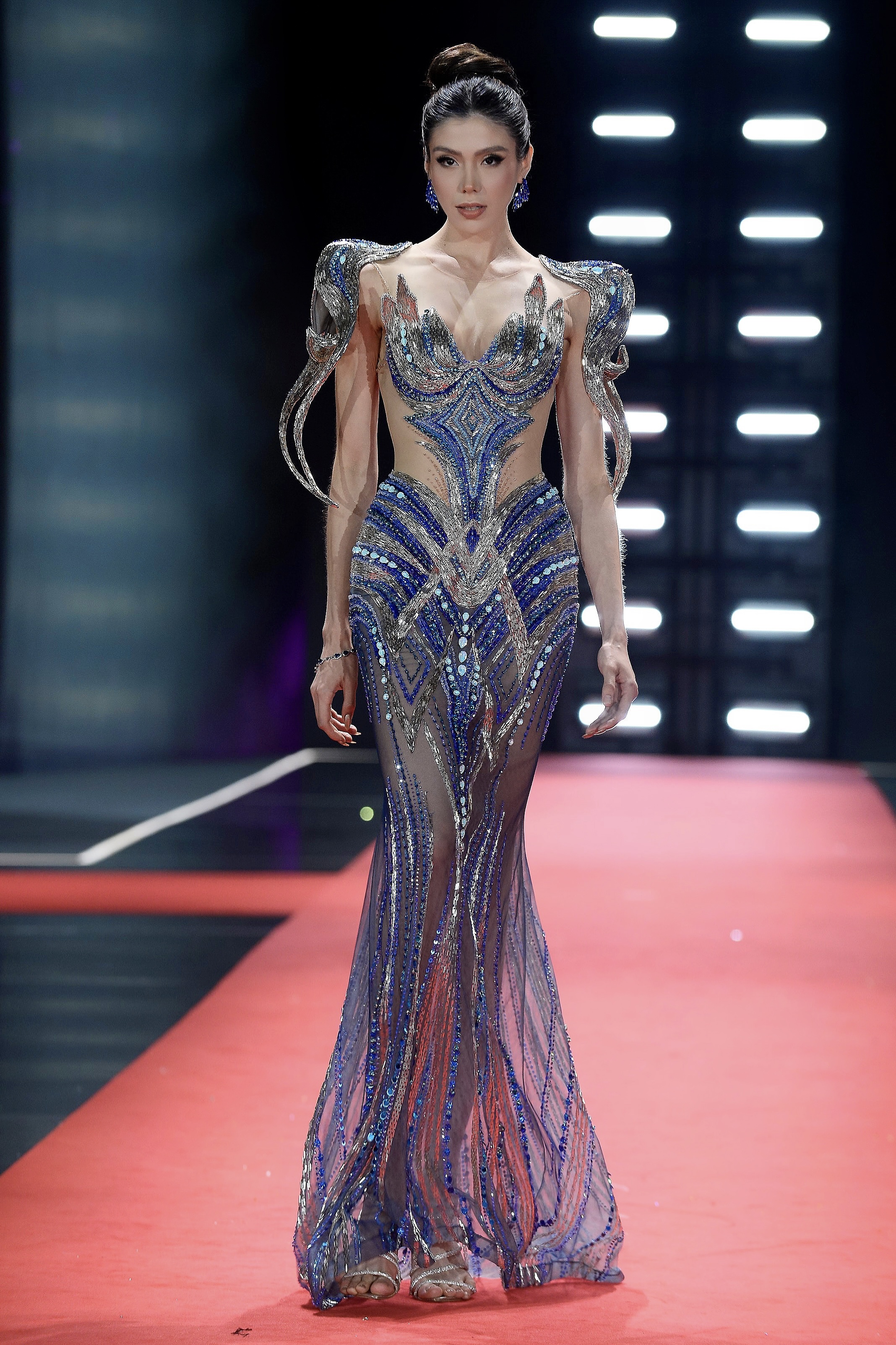 Nhà thiết kế có 5 bộ trang phục xuất hiện trong bán kết Miss Supranational là ai? - Ảnh 1.