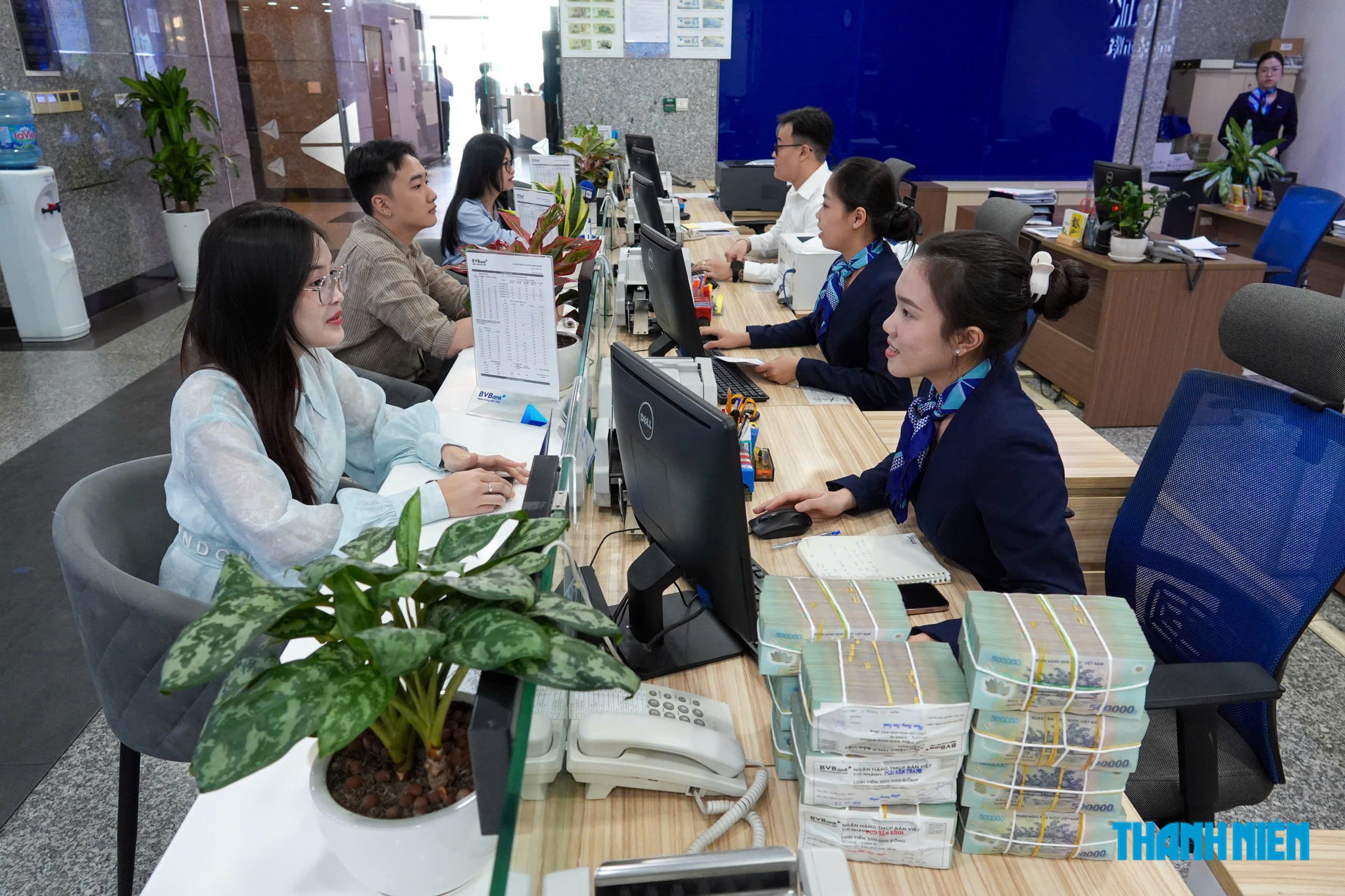 Vì sao tiền ùn ùn vào ngân hàng ? - Ảnh 1.