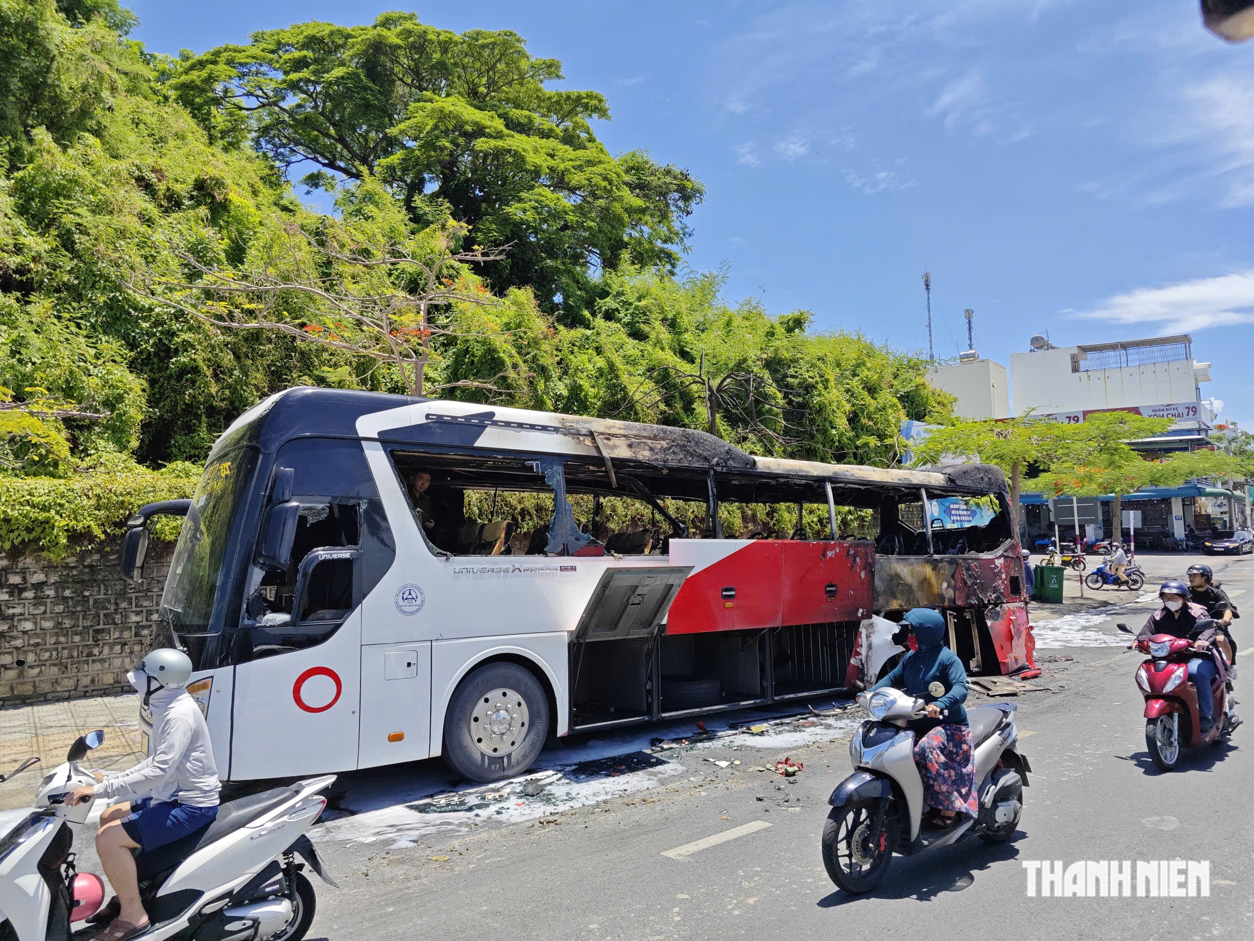 Cháy xe khách ở Nha Trang sau tiếng nổ- Ảnh 1.