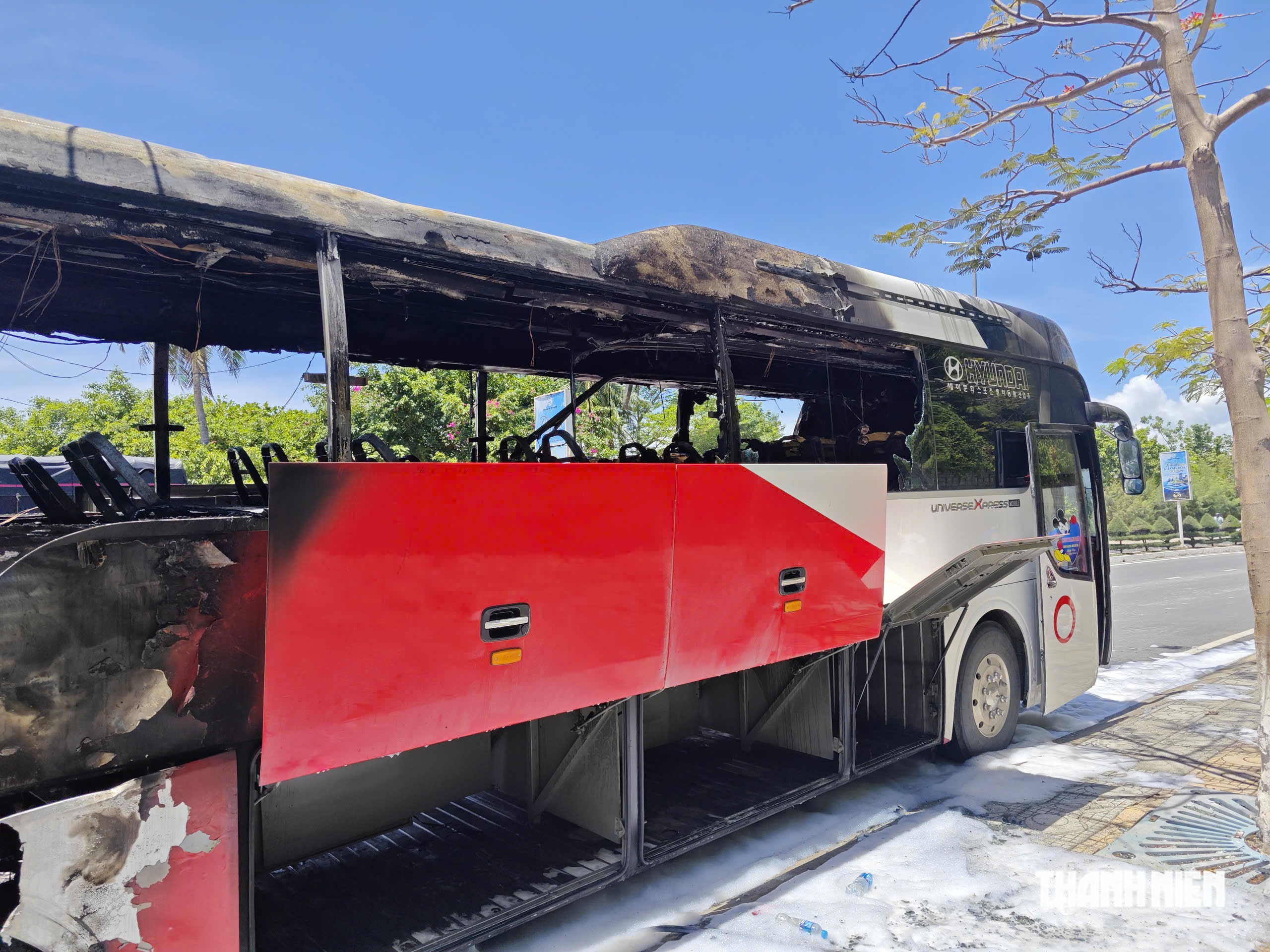 Cháy xe khách ở Nha Trang sau tiếng nổ- Ảnh 3.