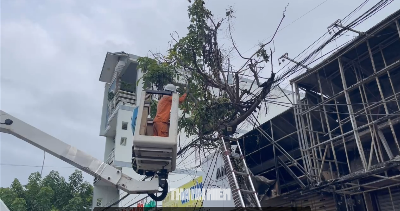 Cháy lớn thiêu rụi quán trà sữa, 2 nhà liền kề bị ảnh hưởng- Ảnh 1.