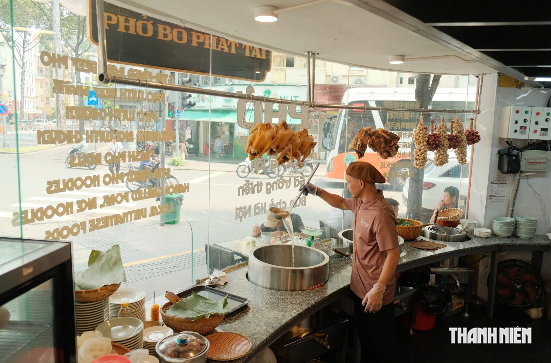 Quán phở Bắc ngay trung tâm TP.HCM bán tới 2 giờ sáng, 50% là khách nước ngoài - Ảnh 5.