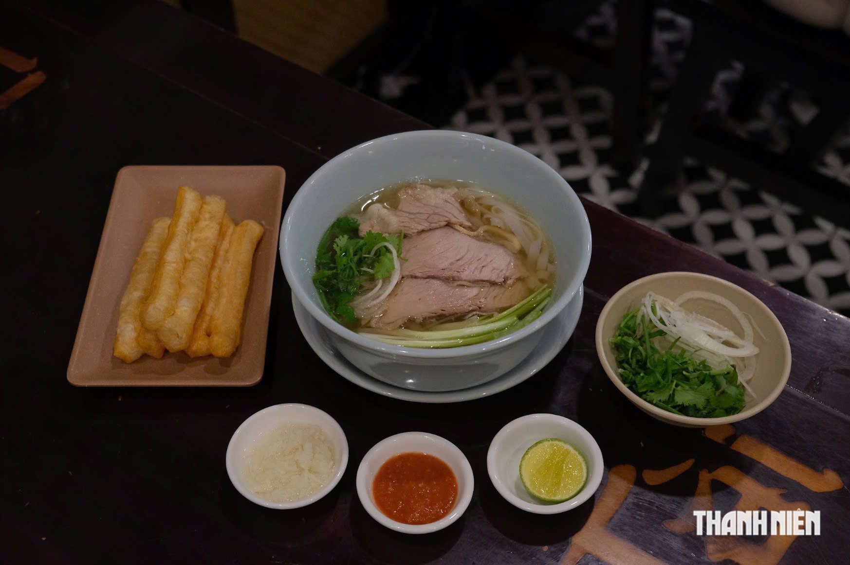 Quán phở Bắc ngay trung tâm TP.HCM bán tới 2 giờ sáng, 50% là khách nước ngoài - Ảnh 2.