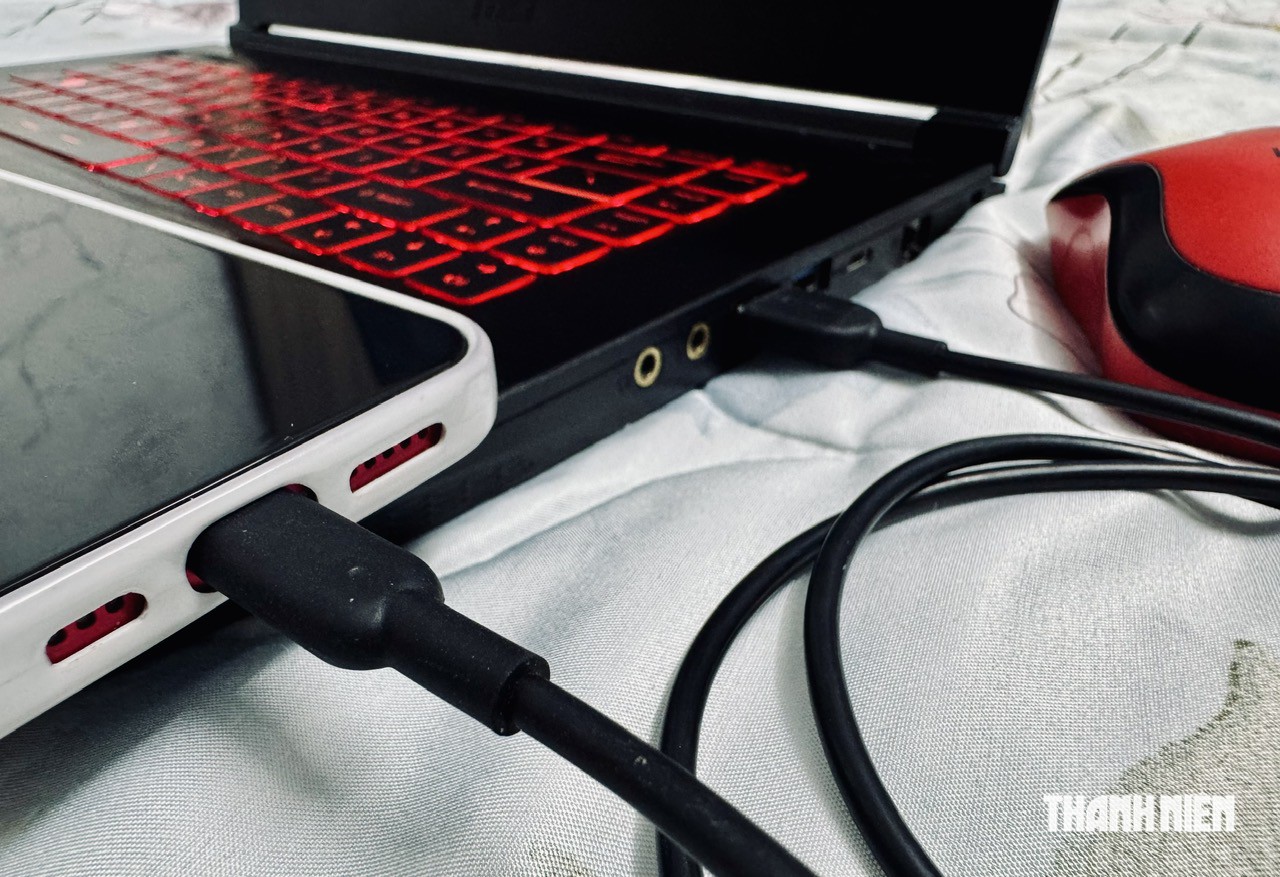 Sạc điện thoại bằng laptop có thực sự an toàn? - Ảnh 1.