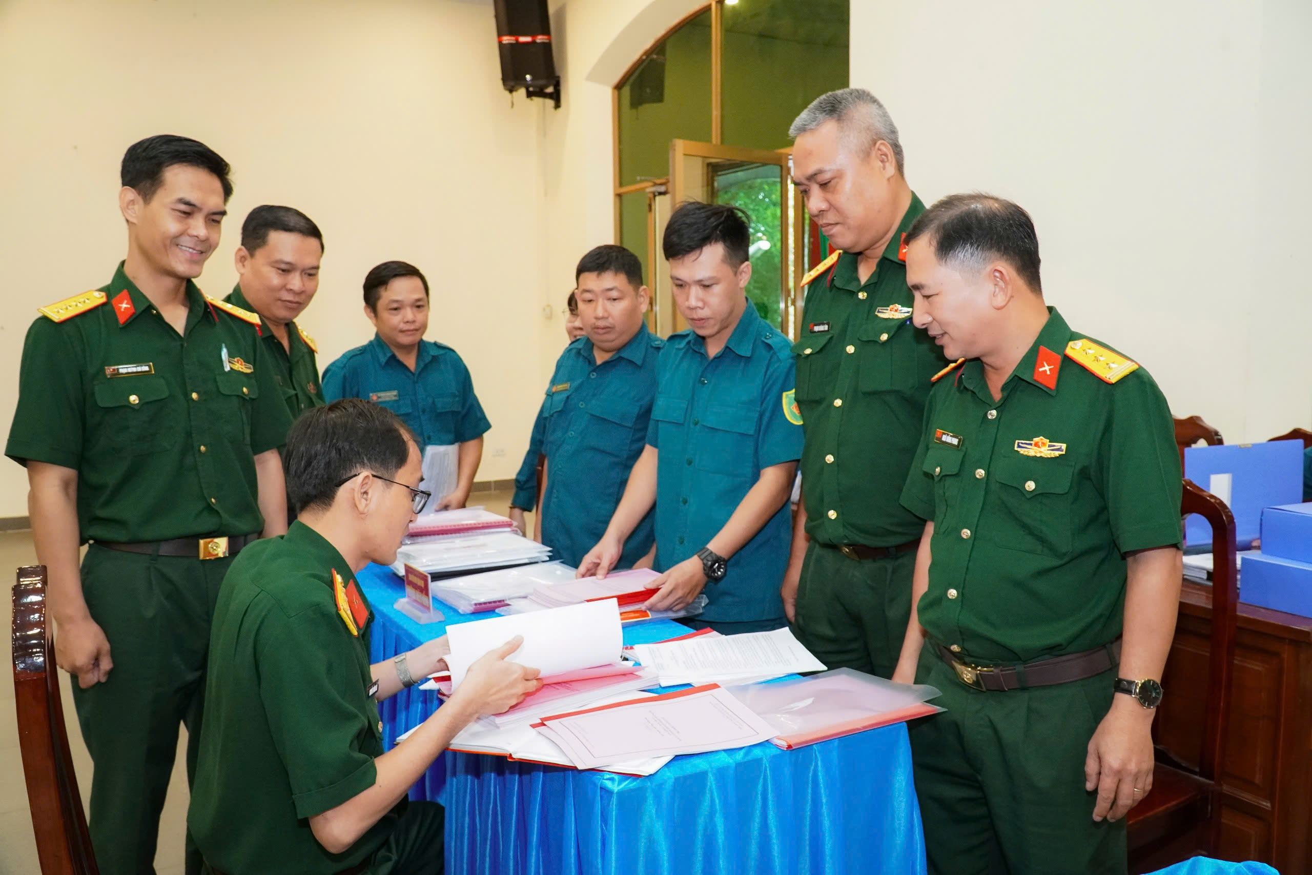 Quân khu 7 kiểm tra nhiệm vụ quân sự, quốc phòng tại Bộ Tư lệnh TP.HCM - Ảnh 2.