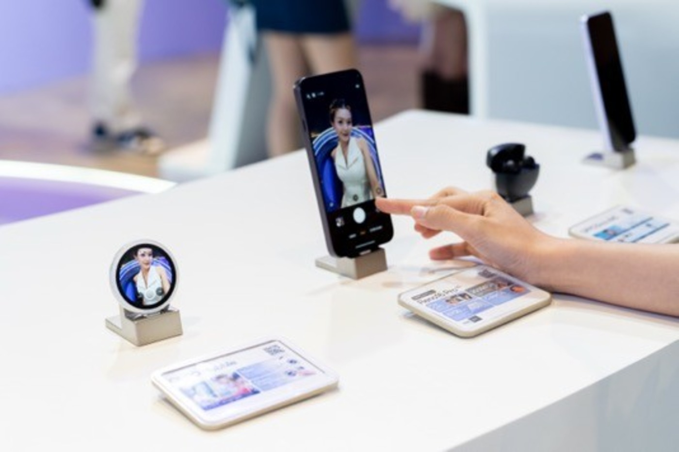 Ca sĩ Orange và Uprise PN ‘đốt cháy’ sân khấu ra mắt Oppo Reno16 5G - Ảnh 2.