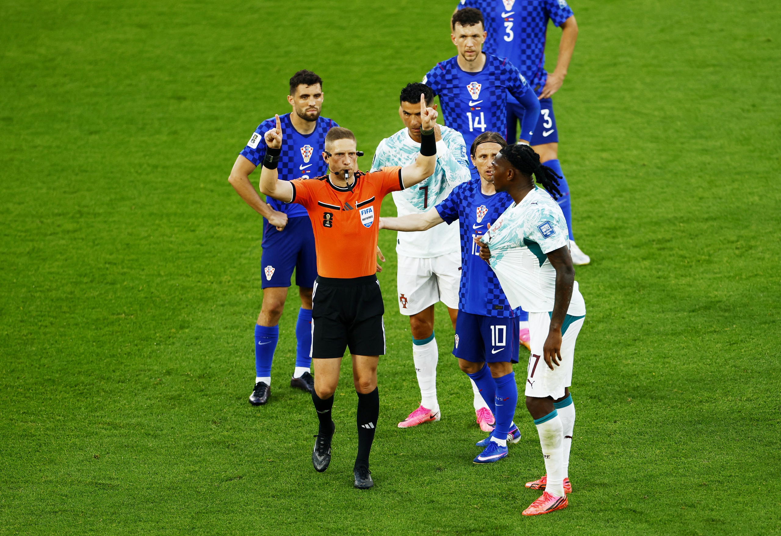 Modric đau đớn, thẫn thờ khi Croatia bị Bồ Đào Nha loại sau lỗi việt vị oan nghiệt- Ảnh 3.