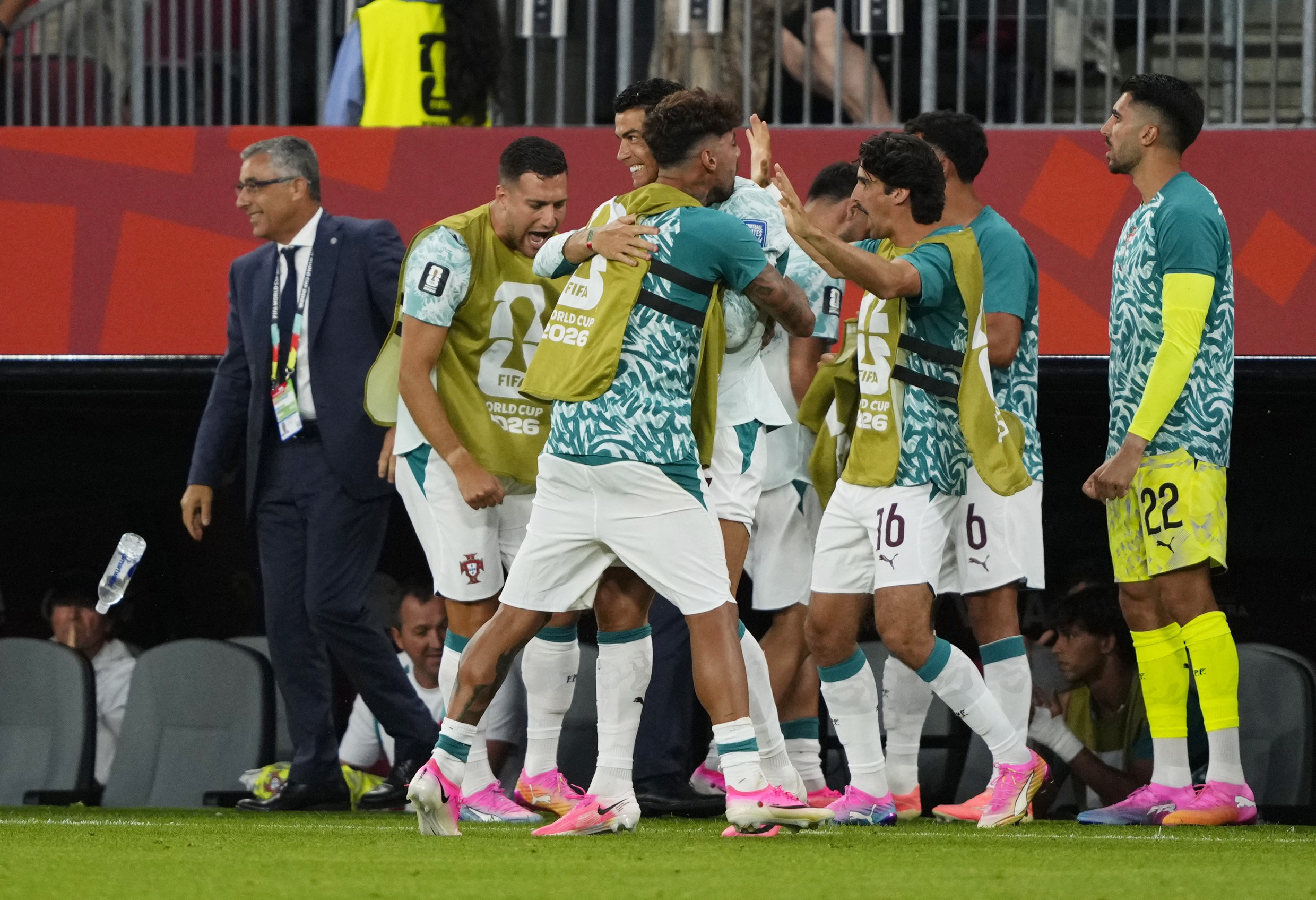 Ronaldo và chuyến 'tàu lượn cảm xúc'- Ảnh 8.