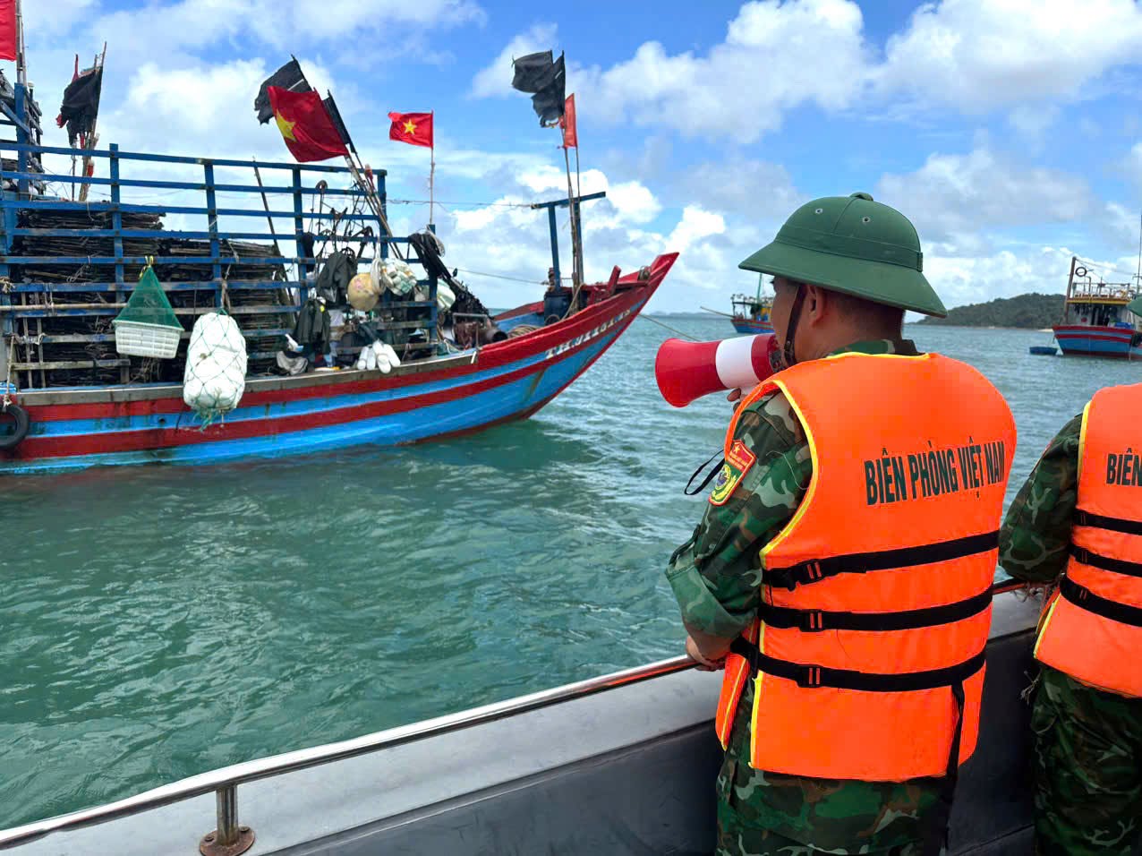 Tàu du lịch tạm dừng hoạt động trên vịnh Hạ Long để tránh bão- Ảnh 1.