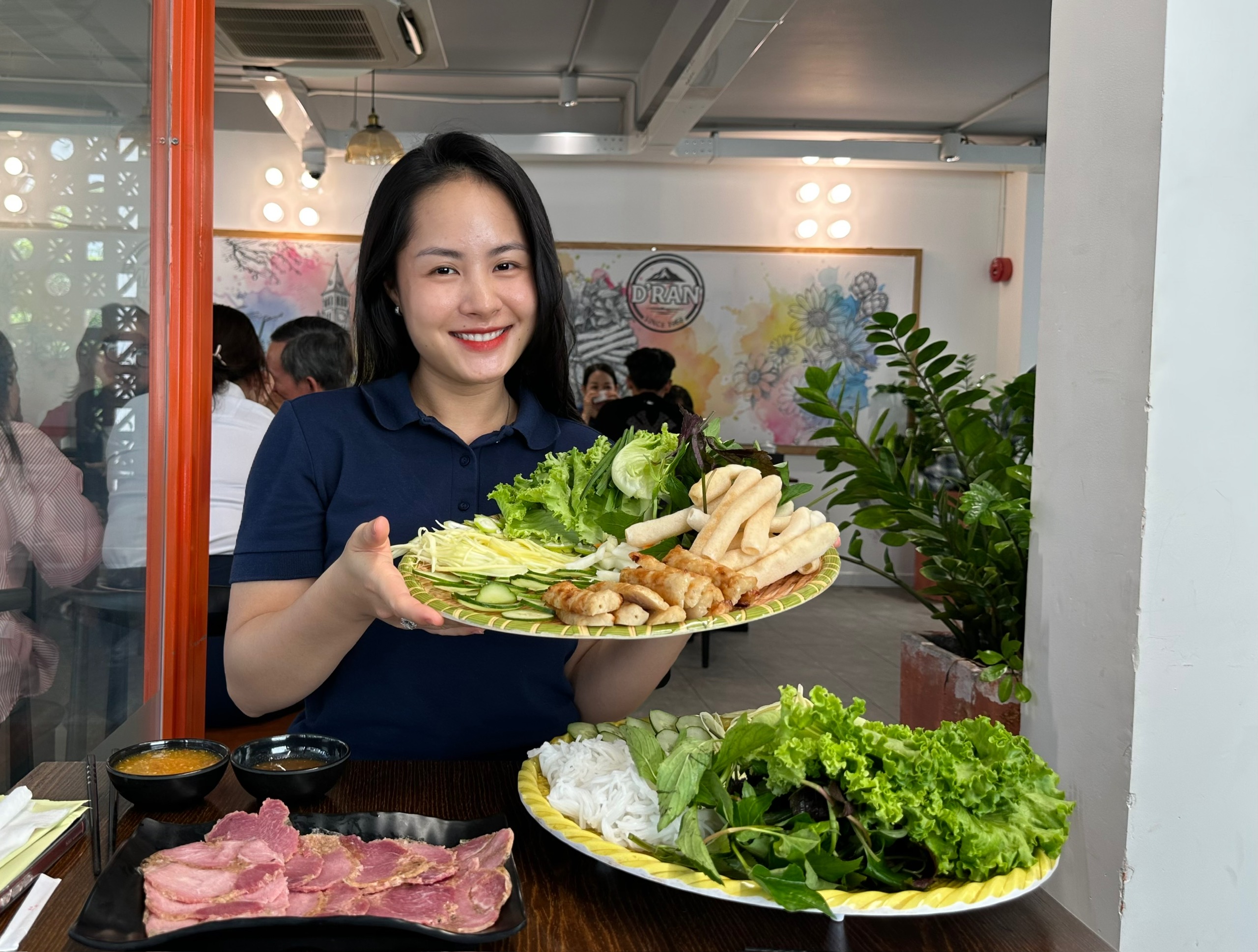 Khách kéo tới chật kín quán nem nướng D'ran ở TP.HCM, có người được giảm hơn 90% - Ảnh 12.