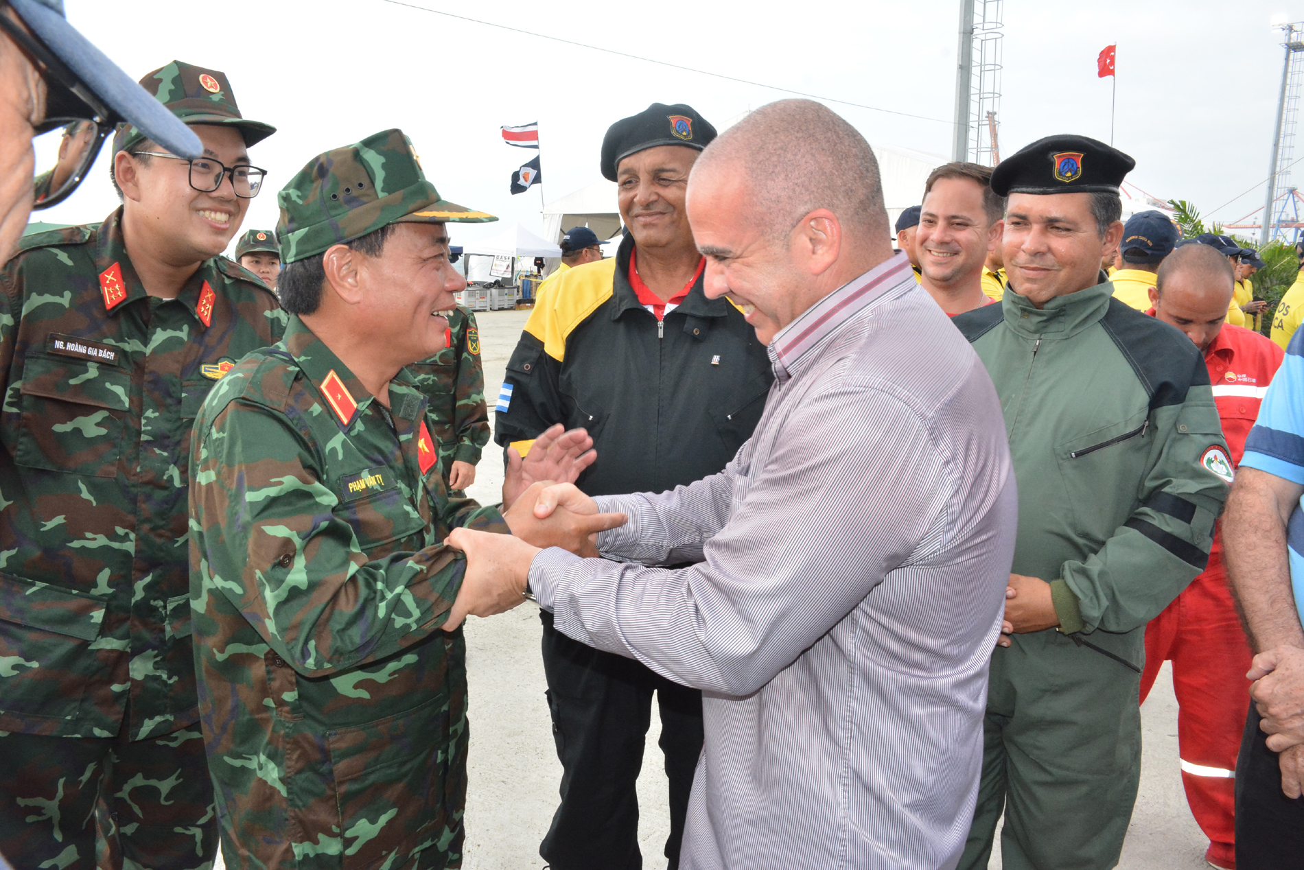 Người mẹ Venezuela cảm ơn bộ đội Việt Nam giúp tìm con gái trong đống đổ nát- Ảnh 3.