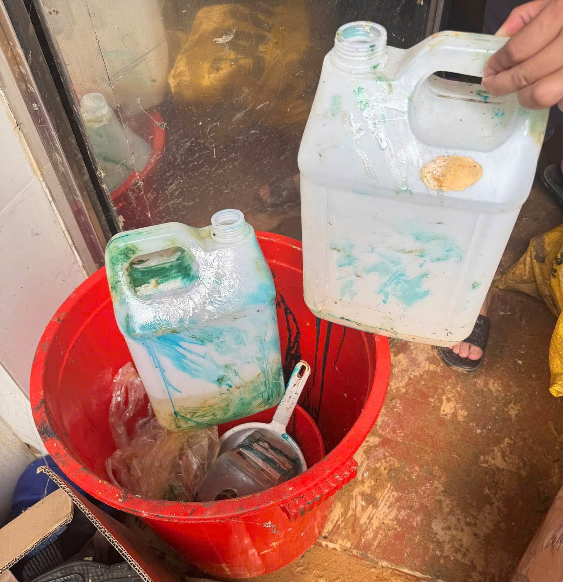 Công an vào cuộc xác minh vụ bọt trắng nổi như tuyết trên sông Kỳ Cùng- Ảnh 3.
