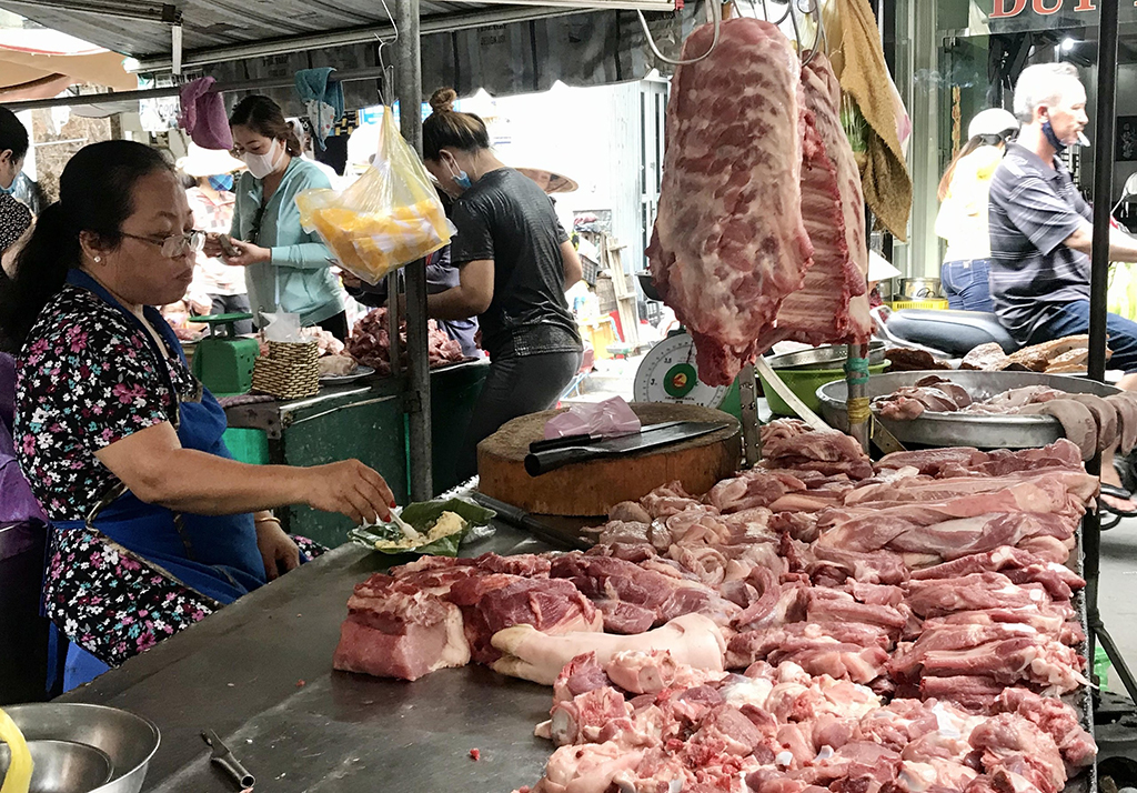 Xăng dầu giảm sâu, giá hàng hóa vẫn neo cao- Ảnh 1.