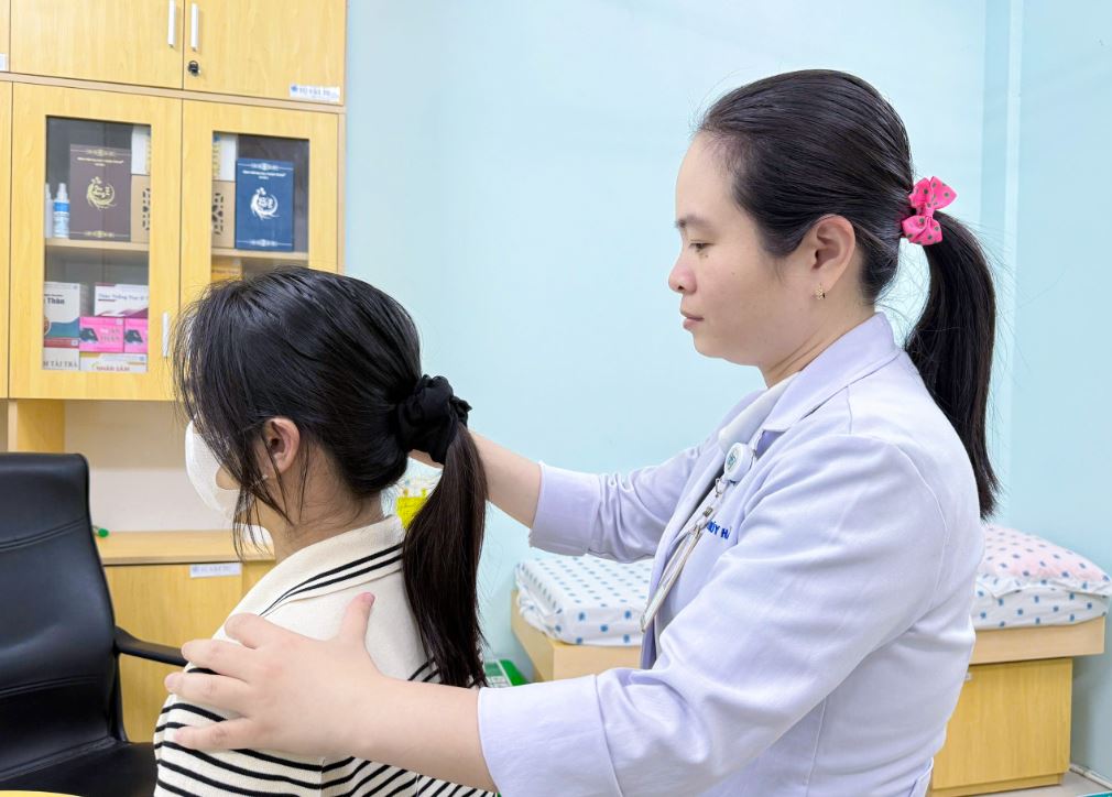 Đau cổ vai gáy: Khi nào có thể xoa bóp tại nhà, khi nào cần đi khám? - Ảnh 2.