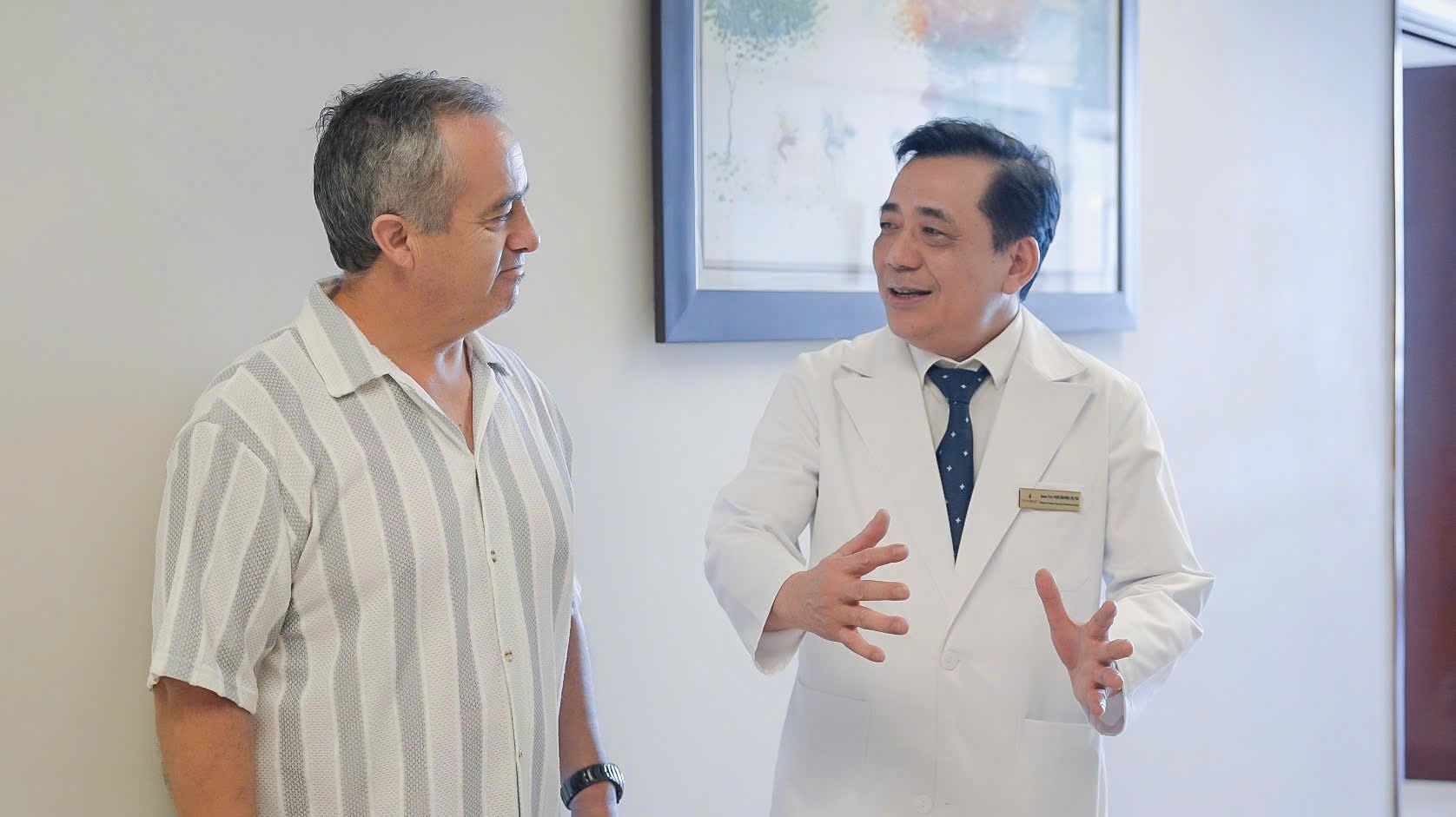 Bác sĩ Việt giỏi chuyên môn và tiếng Anh thu hút người bệnh nước ngoài- Ảnh 1.