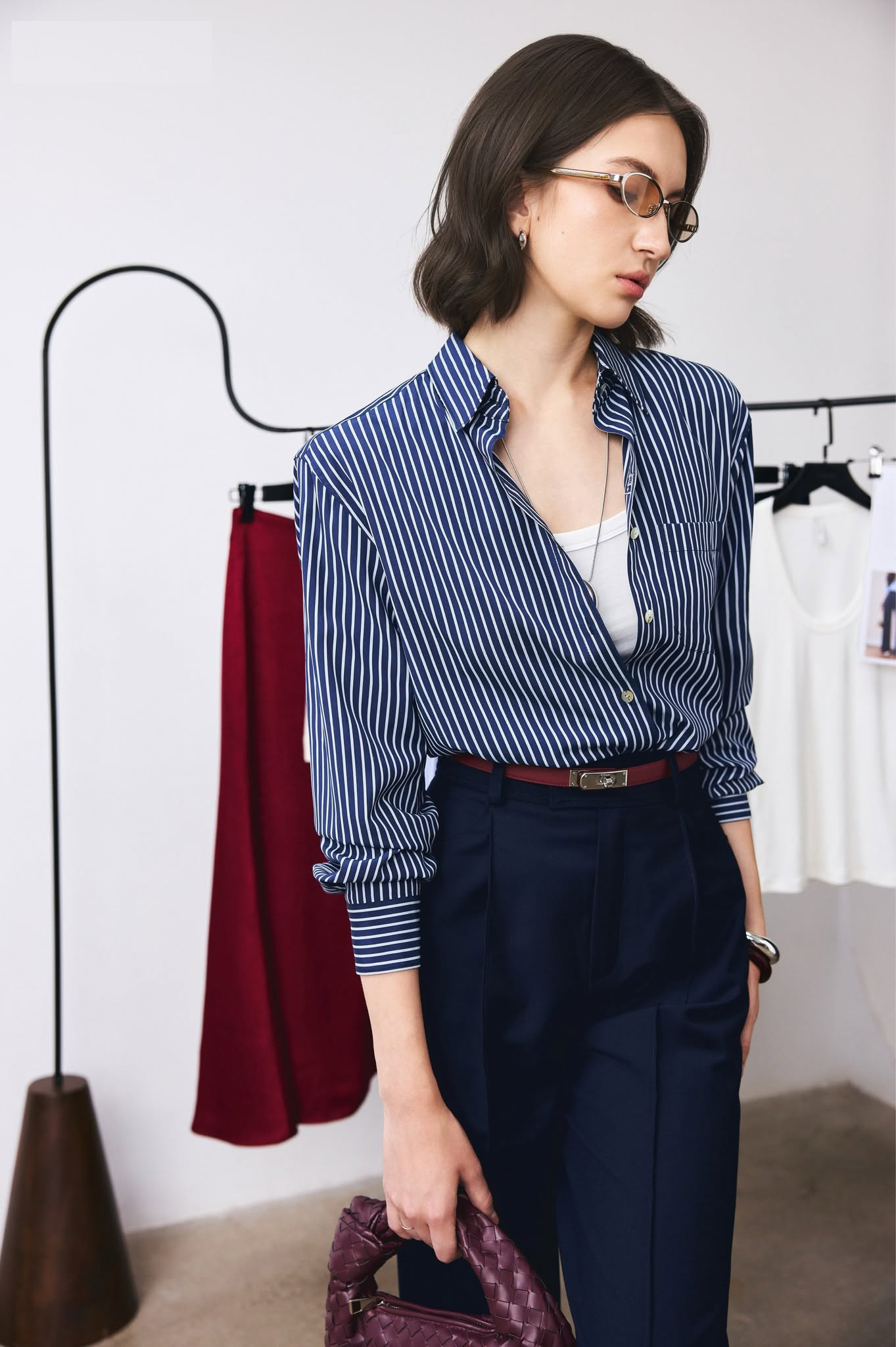 Quần shorts, sơ mi họa tiết, ch&acirc;n v&aacute;y d&agrave;i phủ s&oacute;ng tủ đồ c&ocirc;ng sở- Ảnh 3.