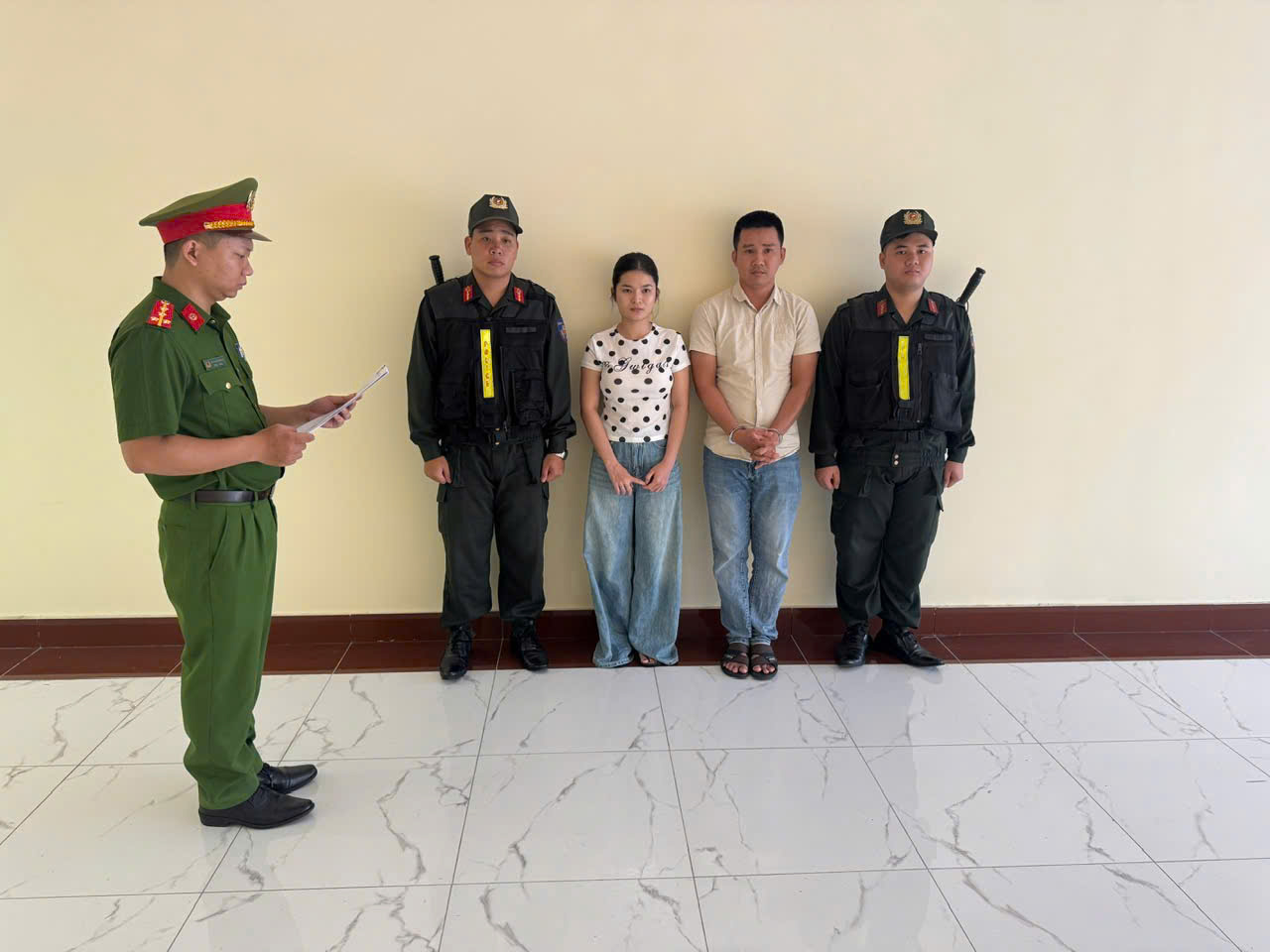 Công an TP.HCM triệt phá đường dây sản xuất hơn 14.000 áo thun giả nhiều thương hiệu- Ảnh 3.