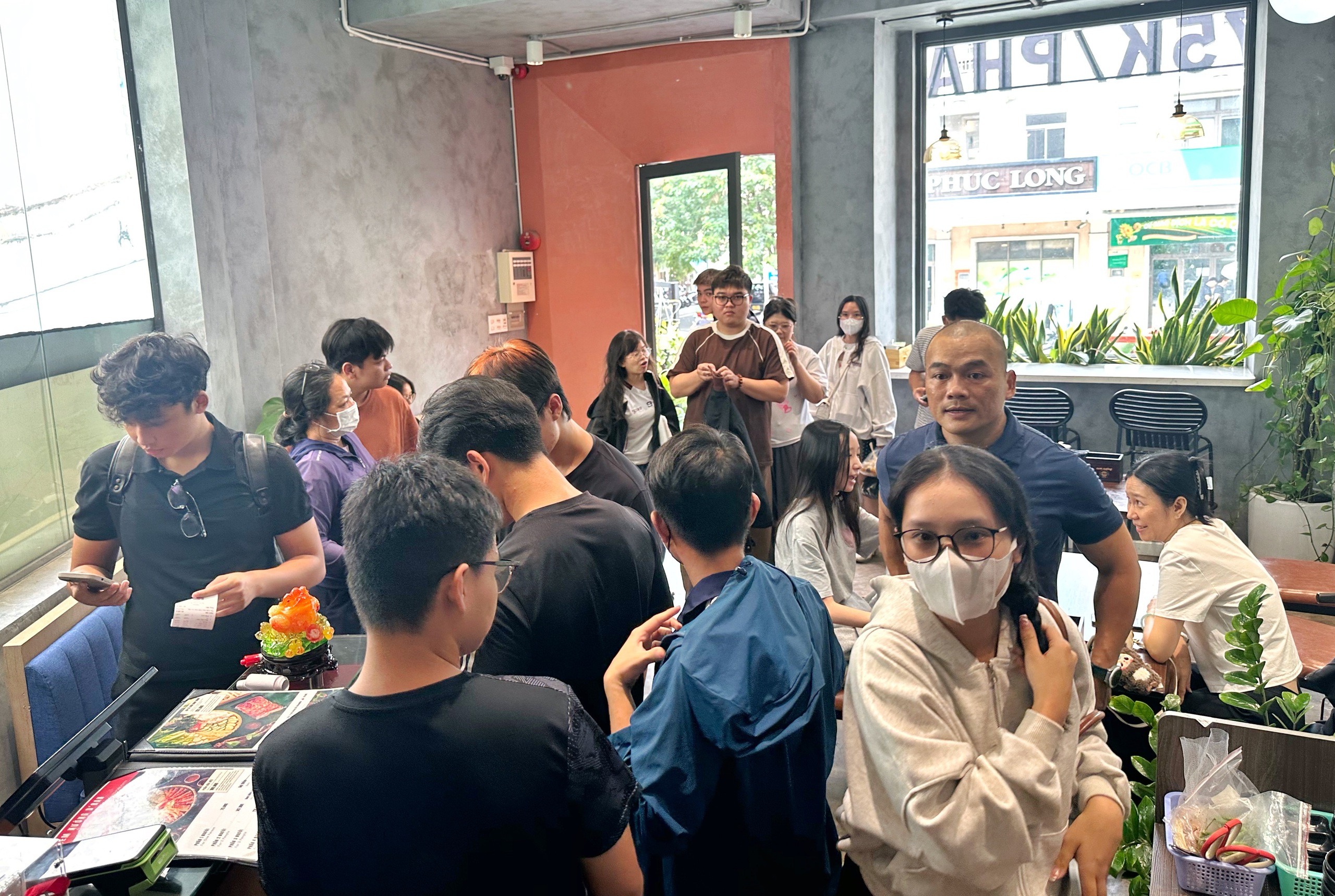 Khách kéo tới chật kín quán nem nướng D'ran ở TP.HCM, có người được giảm hơn 90% - Ảnh 1.