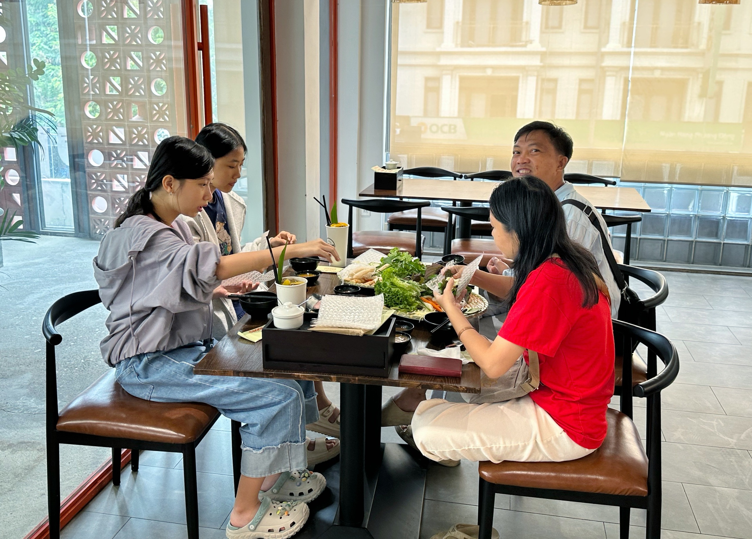 Khách kéo tới chật kín quán nem nướng D'ran ở TP.HCM, có người được giảm hơn 90% - Ảnh 13.