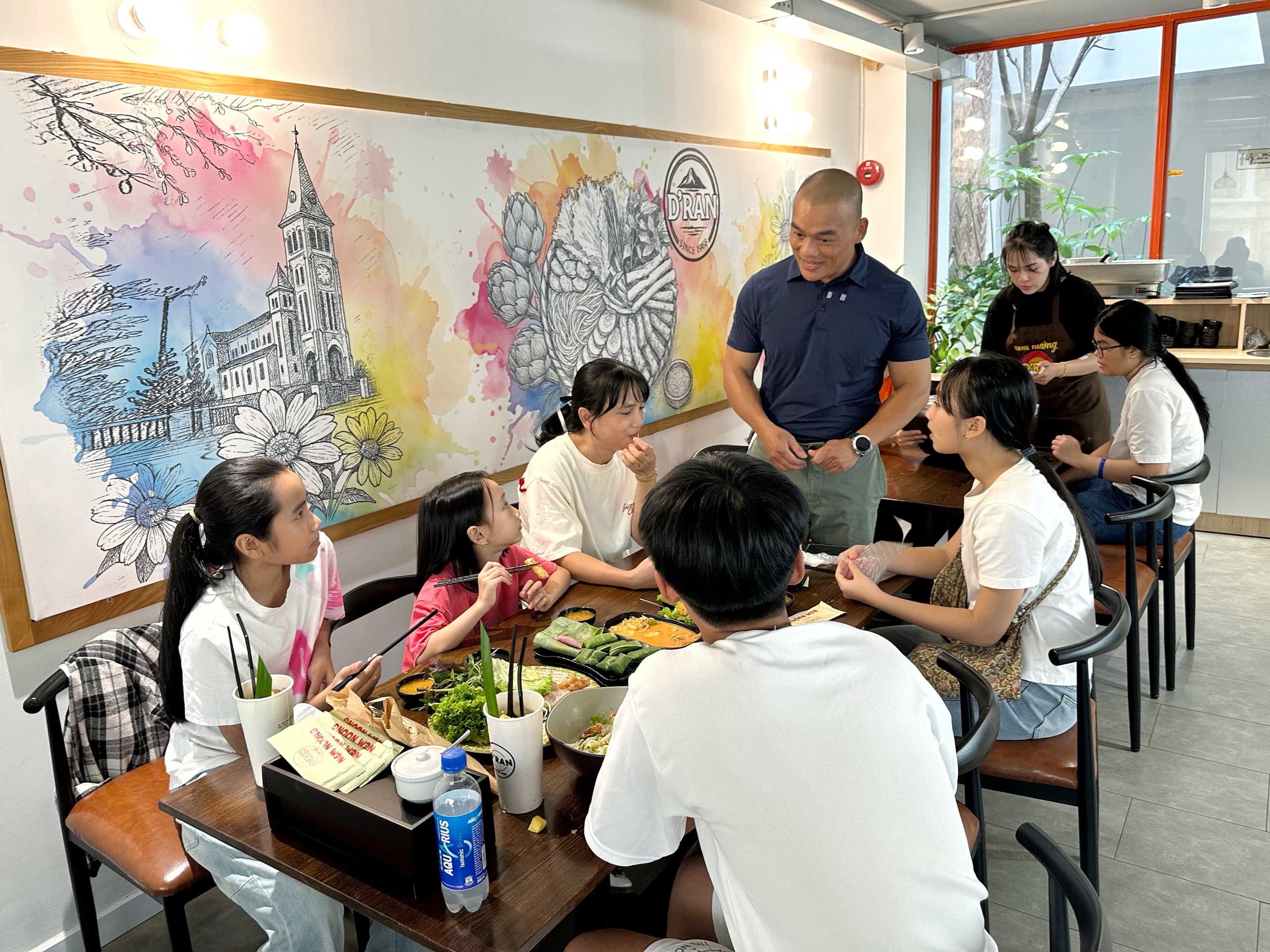 Khách kéo tới chật kín quán nem nướng D'ran ở TP.HCM, có người được giảm hơn 90% - Ảnh 9.