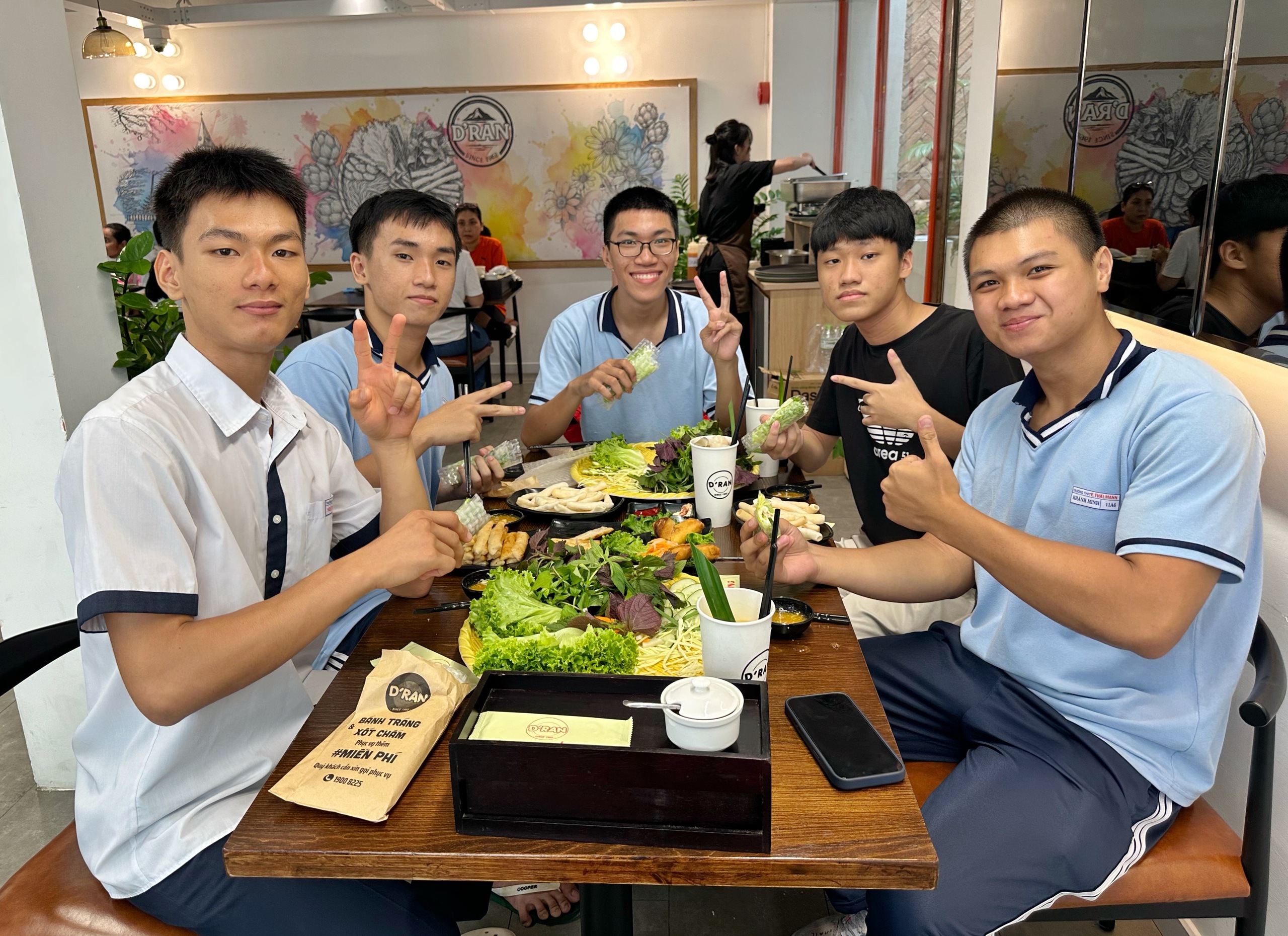 Khách kéo tới chật kín quán nem nướng D'ran ở TP.HCM, có người được giảm hơn 90% - Ảnh 8.