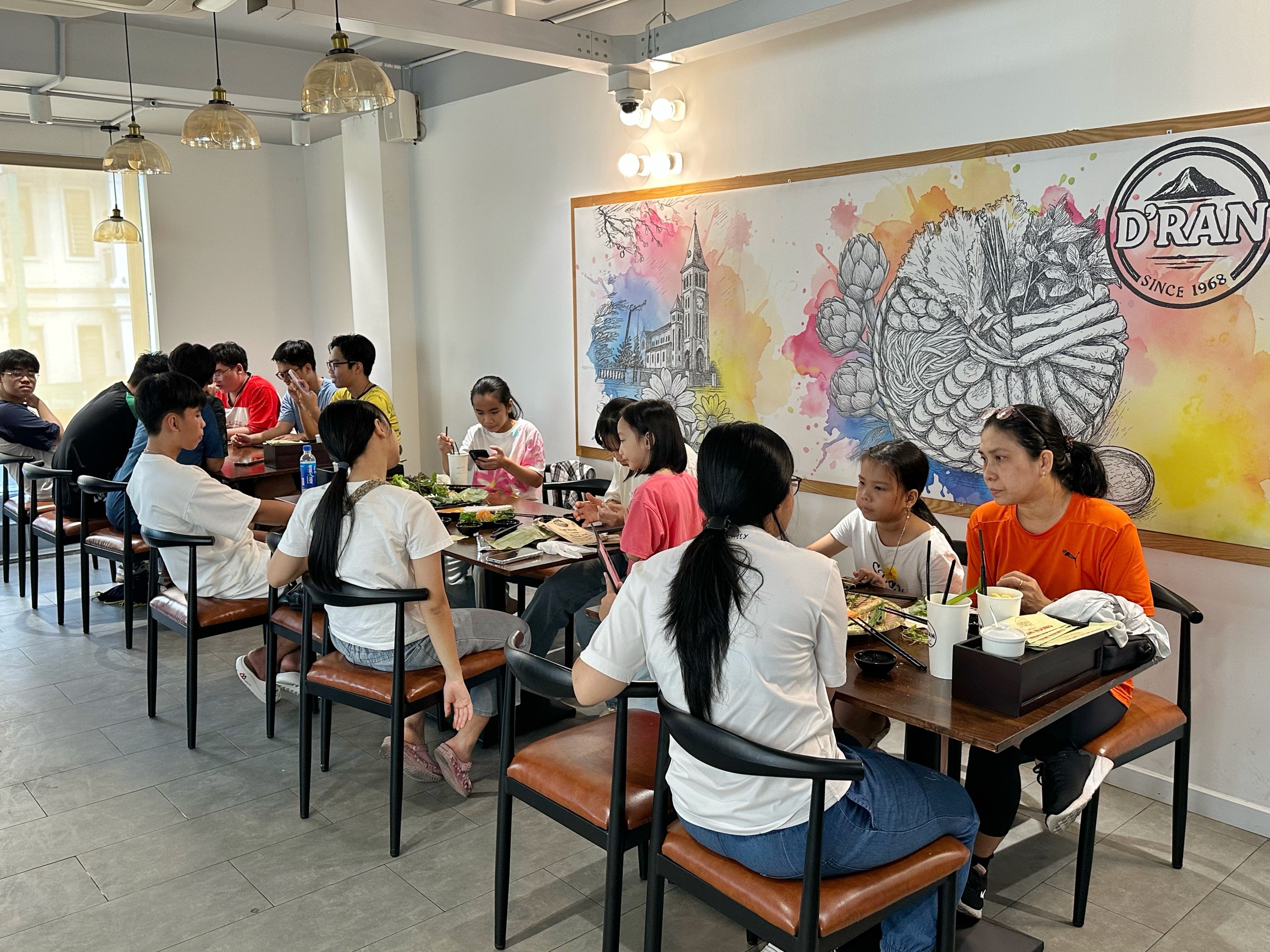 Khách kéo tới chật kín quán nem nướng D'ran ở TP.HCM, có người được giảm hơn 90% - Ảnh 3.