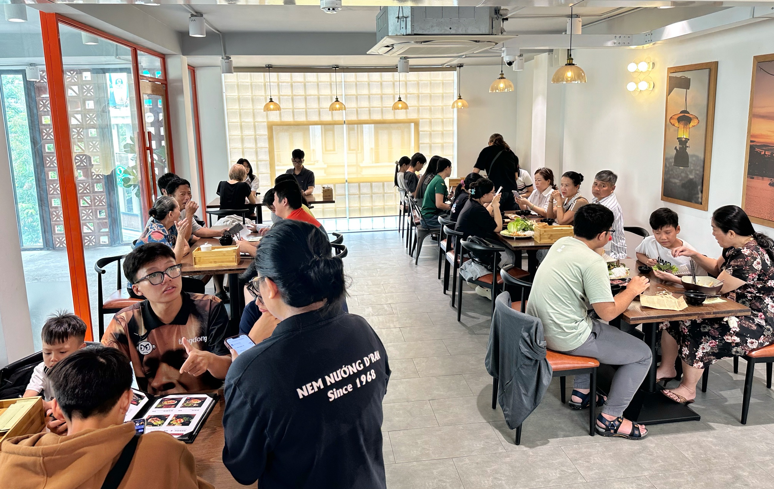 Khách kéo tới chật kín quán nem nướng D'ran ở TP.HCM, có người được giảm hơn 90% - Ảnh 2.