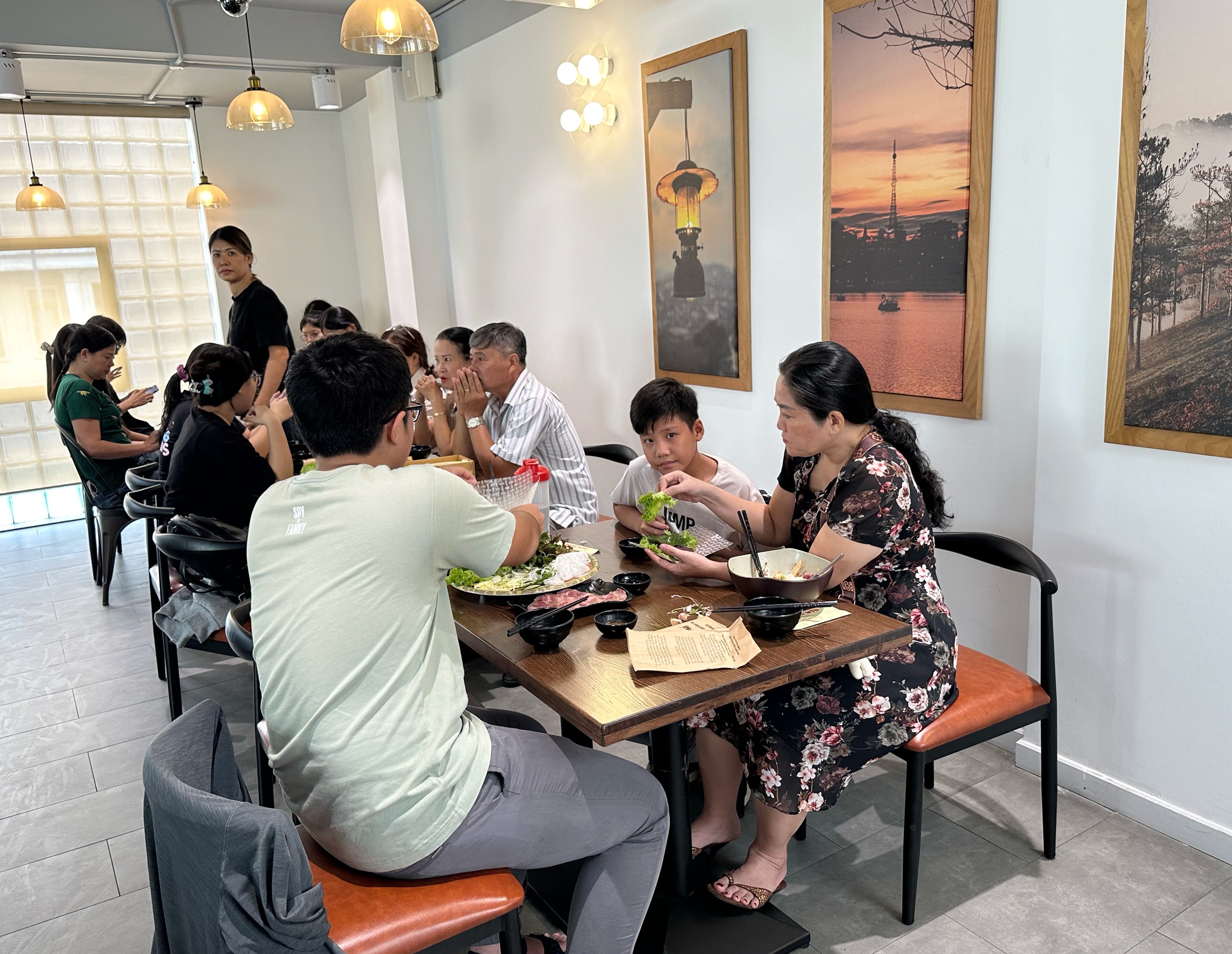 Khách kéo tới chật kín quán nem nướng D'ran ở TP.HCM, có người được giảm hơn 90% - Ảnh 14.