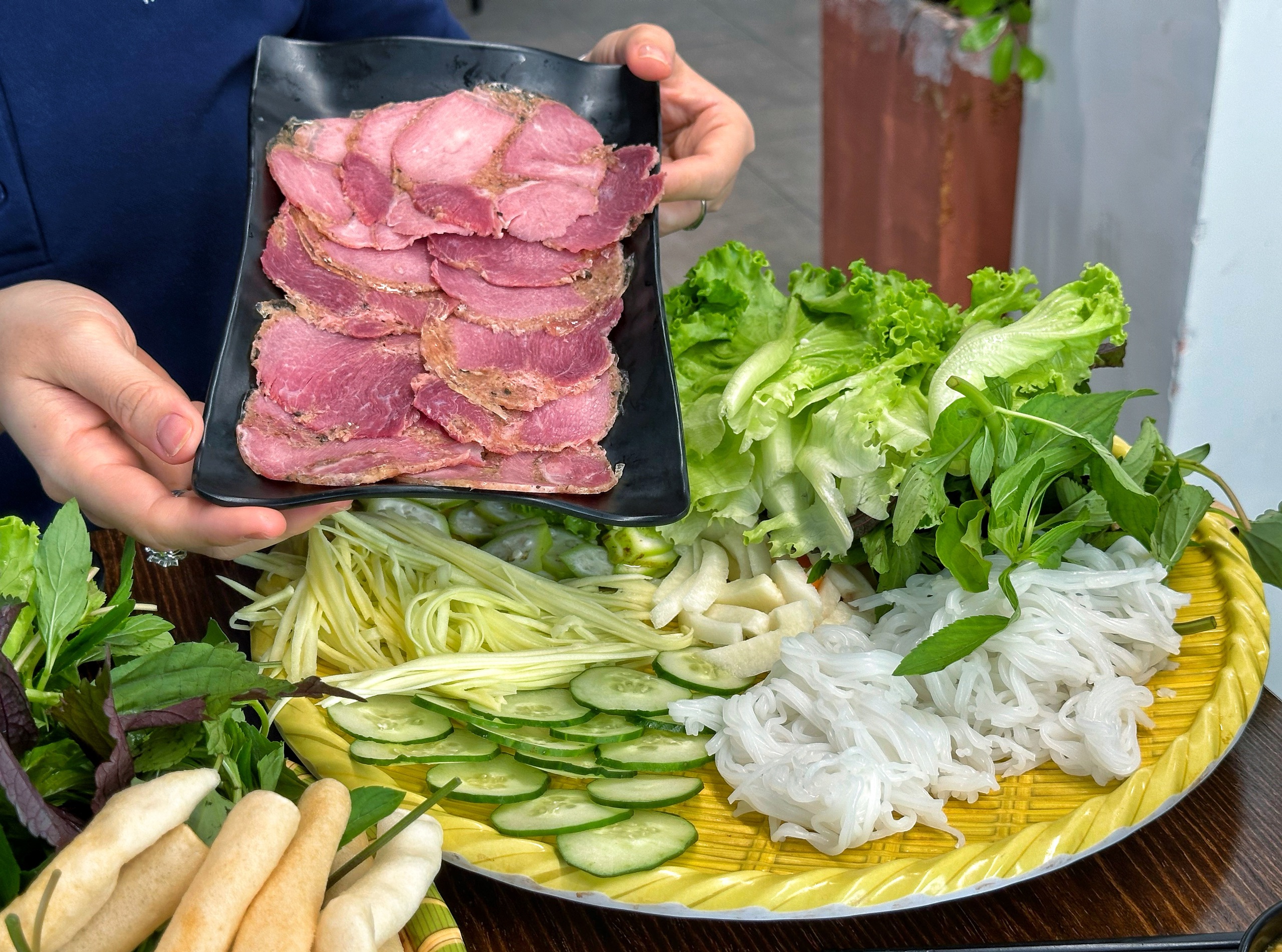 Khách kéo tới chật kín quán nem nướng D'ran ở TP.HCM, có người được giảm hơn 90% - Ảnh 10.