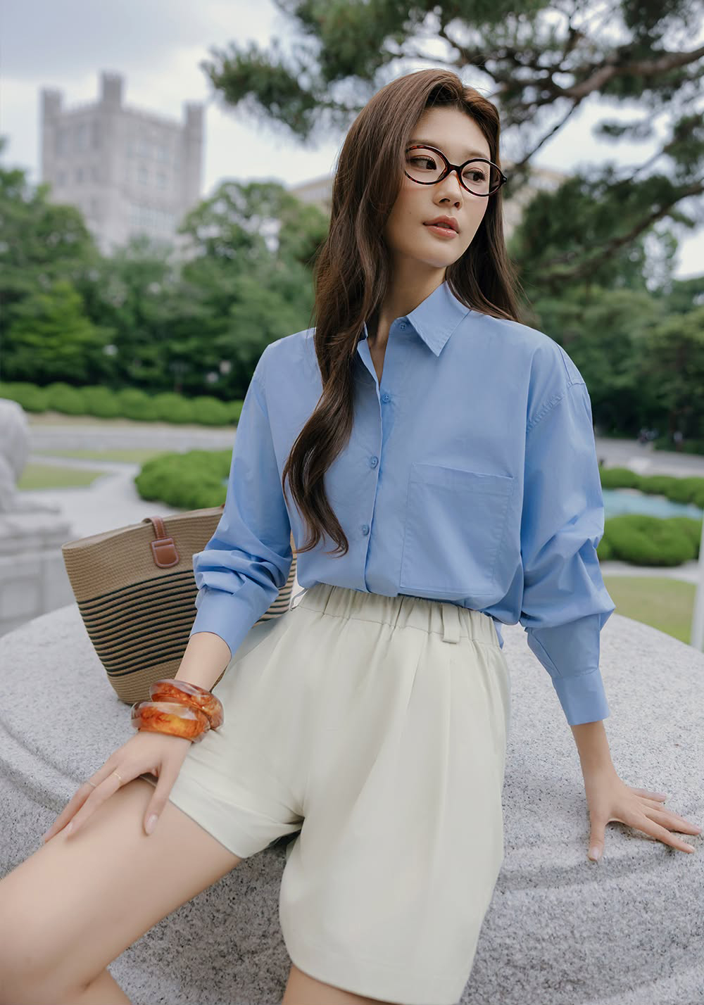 Quần shorts, sơ mi họa tiết, ch&acirc;n v&aacute;y d&agrave;i phủ s&oacute;ng tủ đồ c&ocirc;ng sở- Ảnh 1.
