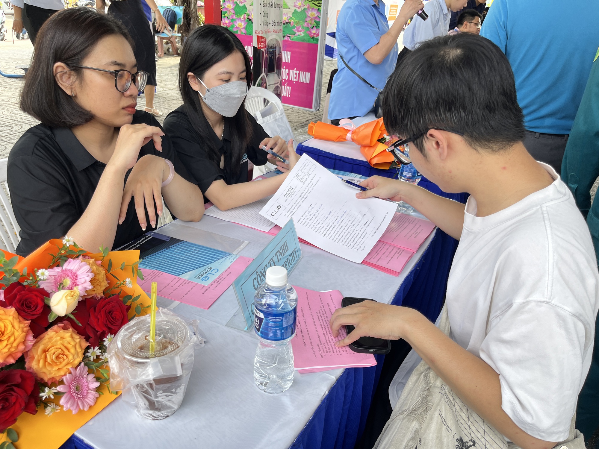 Người trẻ đang kỳ vọng qu&aacute; cao hay thị trường lao động đ&atilde; thay đổi ? - Ảnh 2.