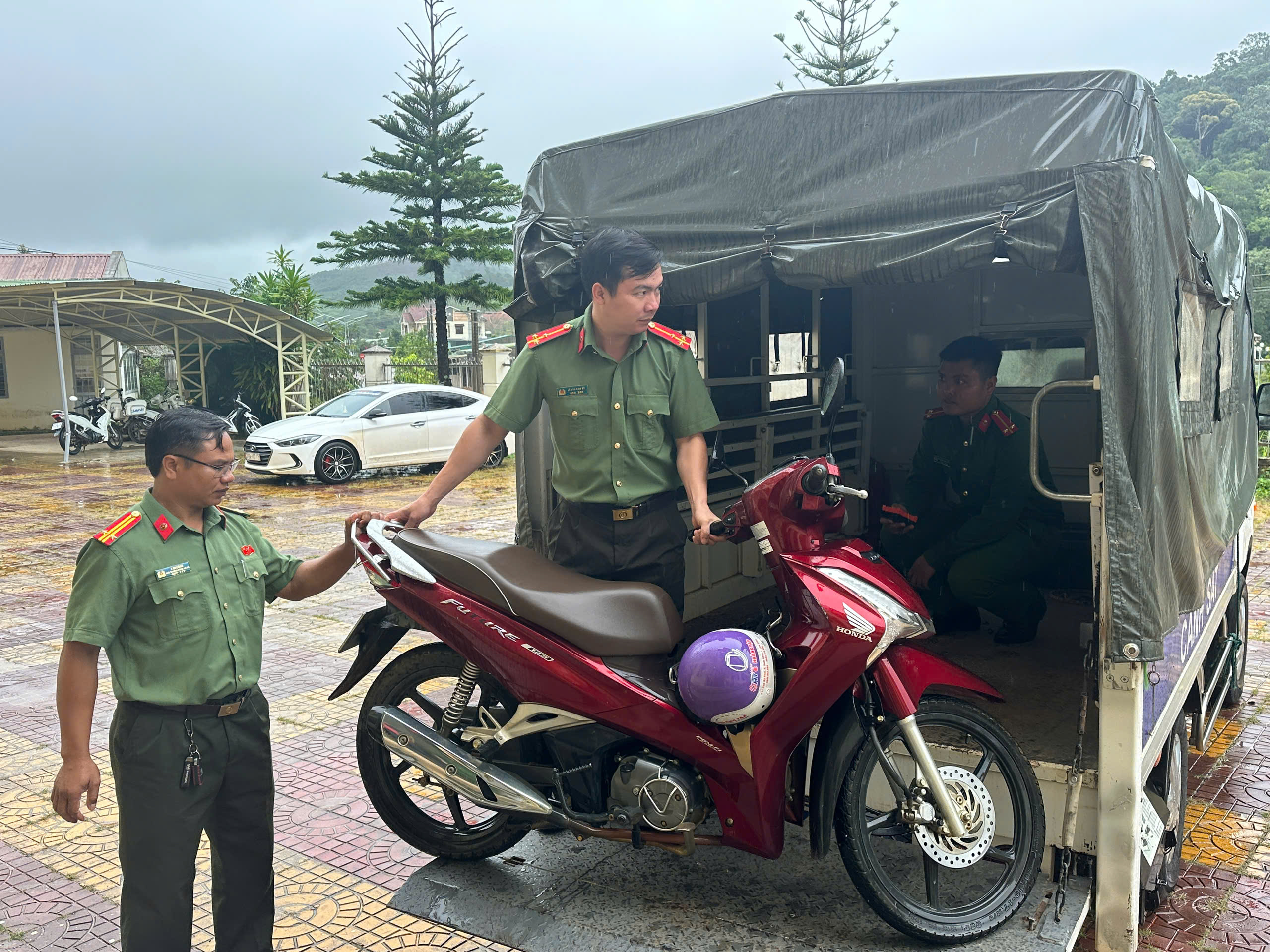 Giải cứu người đàn ông đi lạc hơn 550 km, đem theo hơn 1,2 tỉ đồng- Ảnh 2.