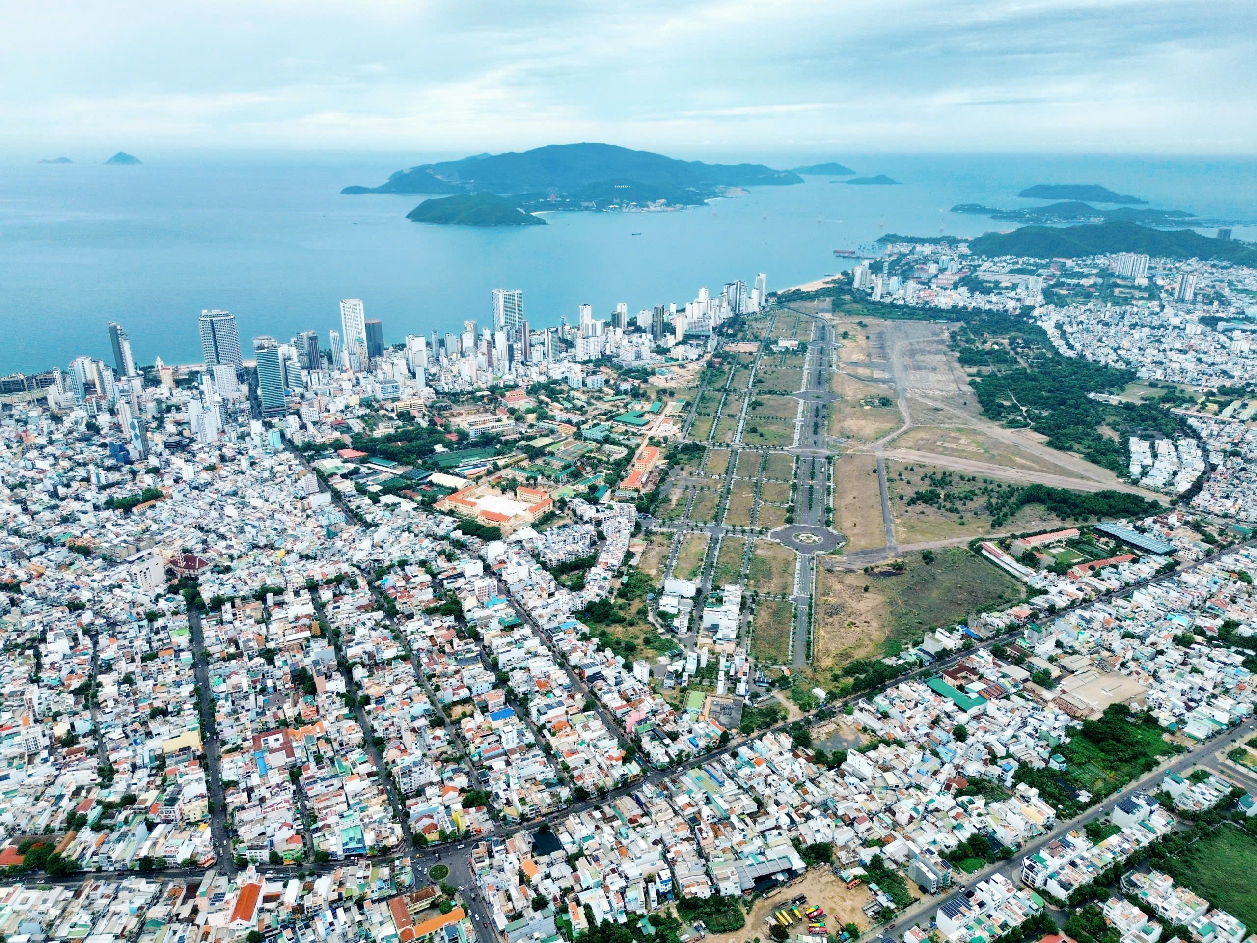 Hiện trạng đất ‘vàng’ sân bay Nha Trang cũ giữa lúc xét xử vụ án Hậu 'pháo' - Ảnh 1.