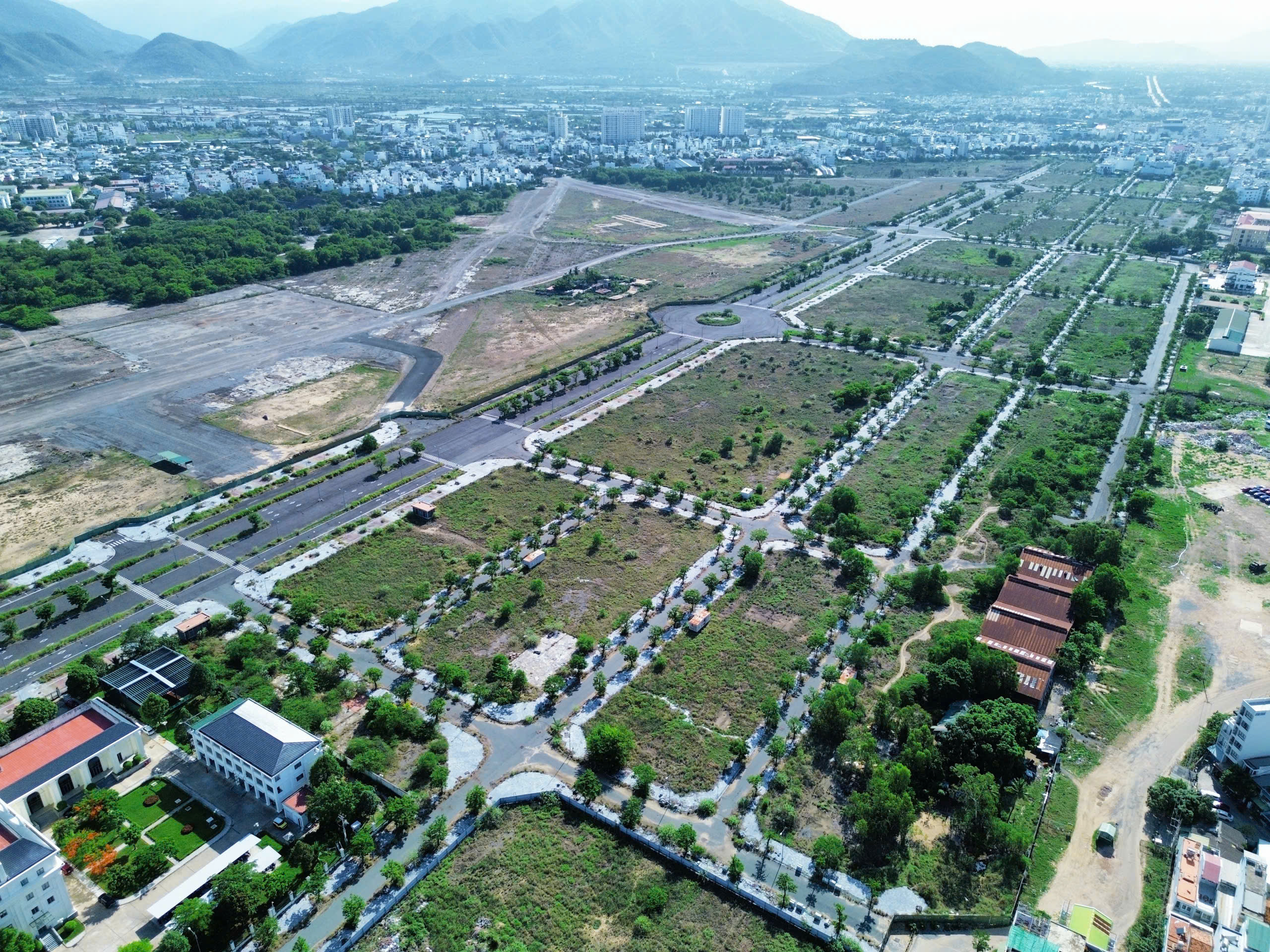 Hiện trạng đất ‘vàng’ sân bay Nha Trang cũ giữa lúc xét xử vụ án Hậu 'pháo' - Ảnh 2.