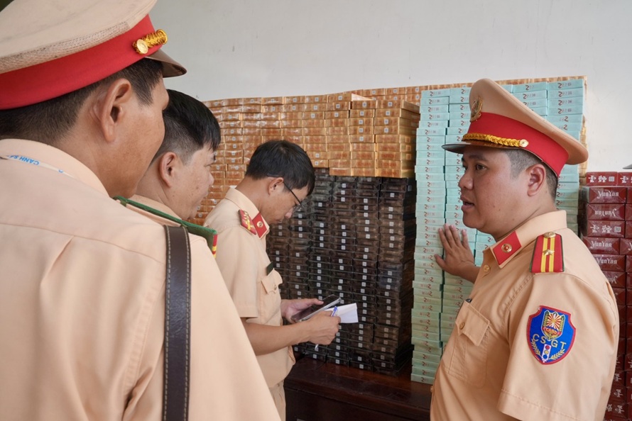 CSGT thành phố Huế phát hiện xe khách chở hơn 27.000 bao thuốc lá lậu- Ảnh 2.