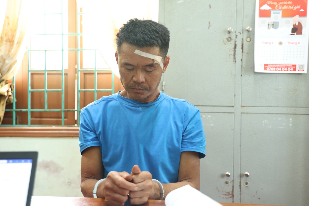 Bắt người đàn ông dùng rựa chém 3 cán bộ công an rồi cố thủ- Ảnh 1.