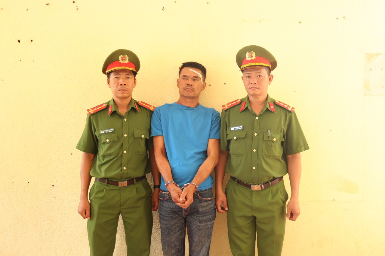 Bắt người đàn ông dùng rựa chém 3 cán bộ công an rồi cố thủ- Ảnh 2.
