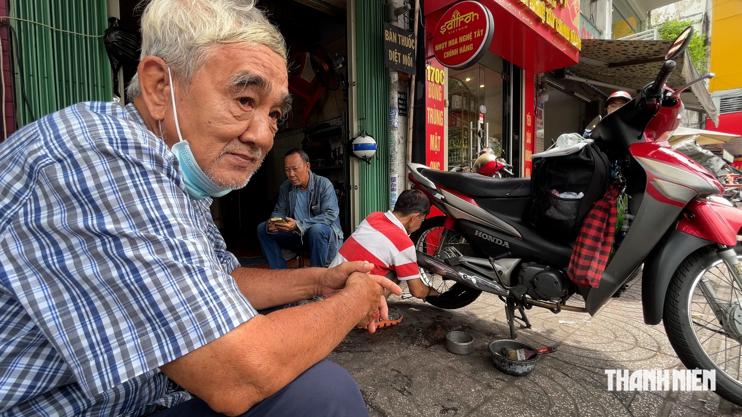 TIỆM V&Aacute; XE &lsquo;C&Oacute; B&Ugrave;A&rsquo; GẦN&hellip; 80 NĂM NGAY TRUNG T&Acirc;M TP.HCM - Ảnh 2.