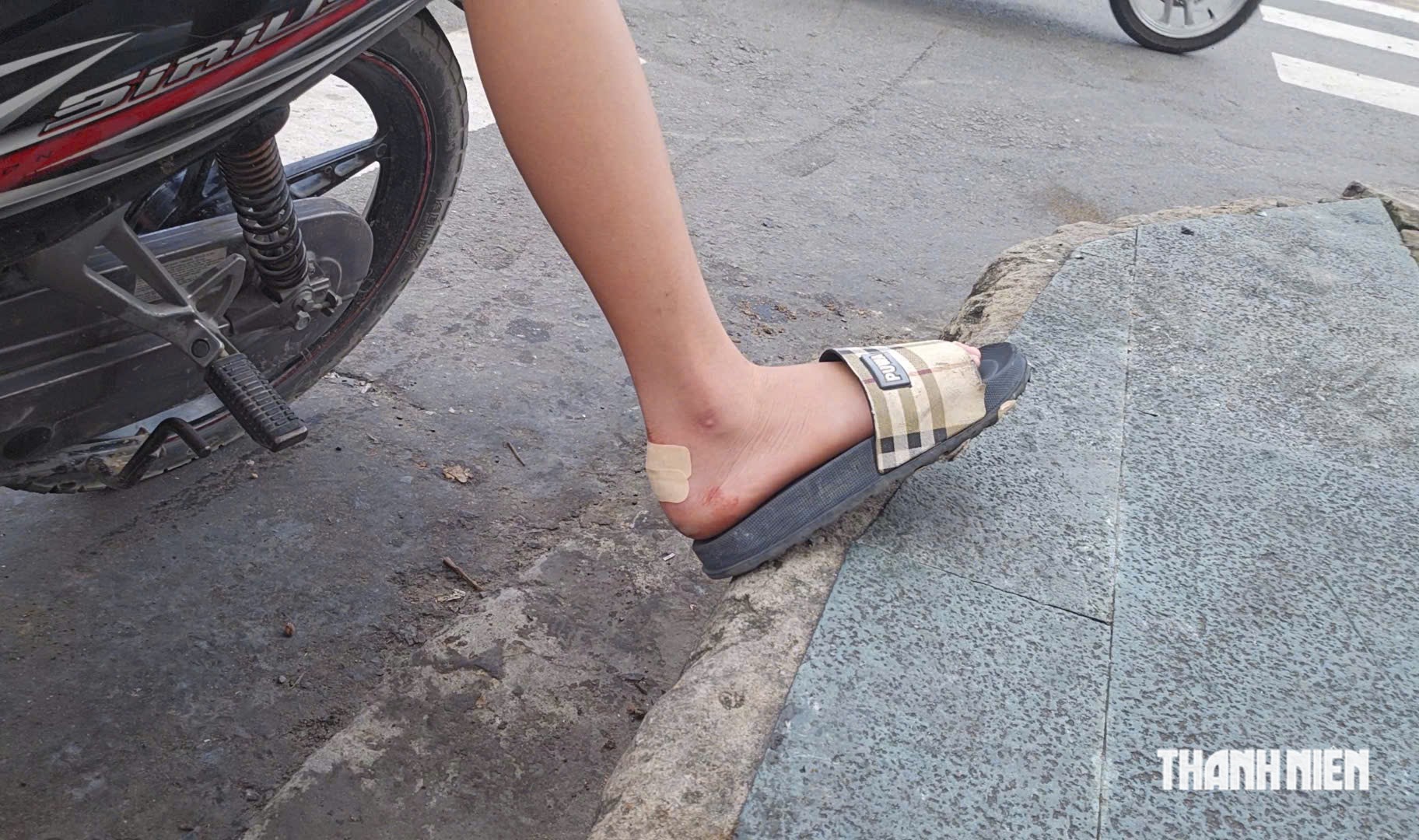 TP.HCM: Xe tải chở xe lu bị lật trên đường, 2 người thoát nạn trong gang tấc- Ảnh 3.