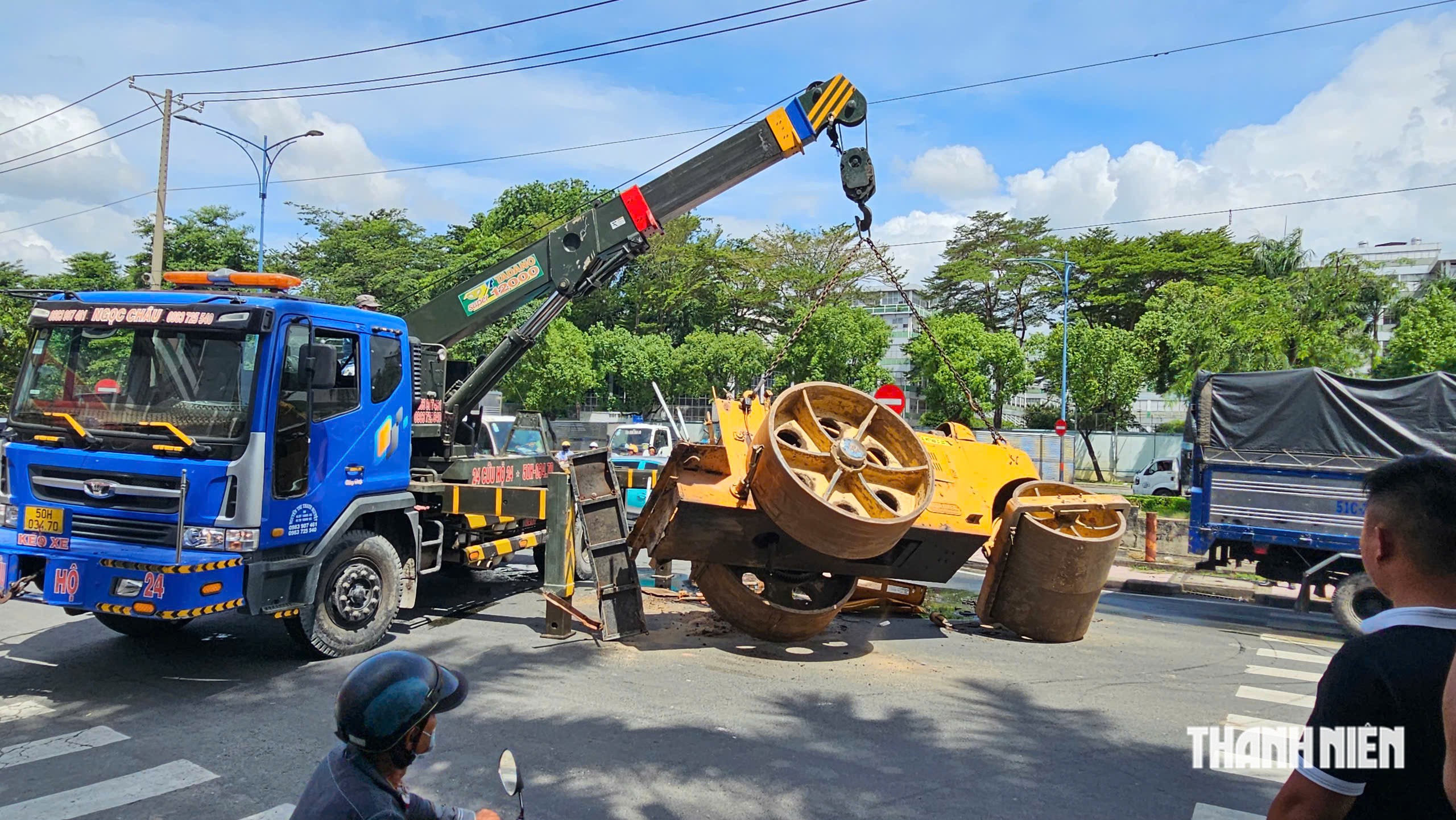 TP.HCM: Xe tải chở xe lu bị lật trên đường, 2 người thoát nạn trong gang tấc- Ảnh 4.