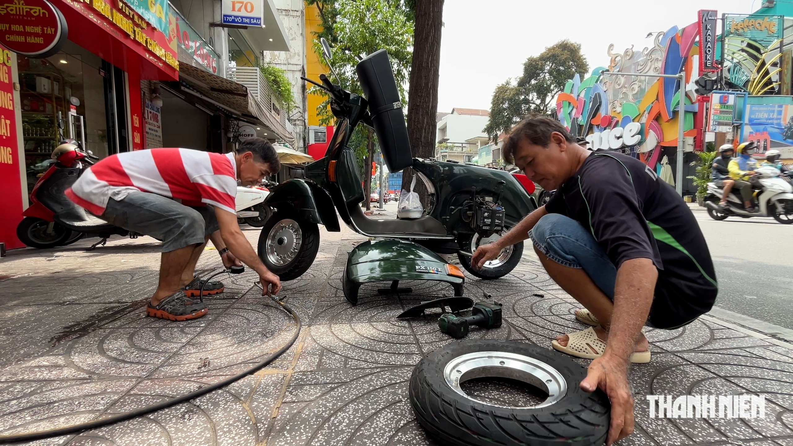 TIỆM V&Aacute; XE &lsquo;C&Oacute; B&Ugrave;A&rsquo; GẦN&hellip; 80 NĂM NGAY TRUNG T&Acirc;M TP.HCM - Ảnh 3.