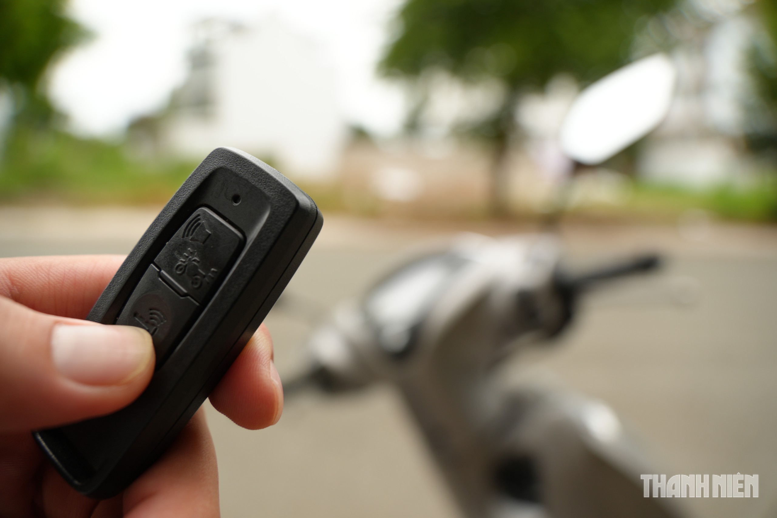 Dấu hiệu cho thấy ch&igrave;a kh&oacute;a smartkey xe m&aacute;y sắp hết pin - Ảnh 1.