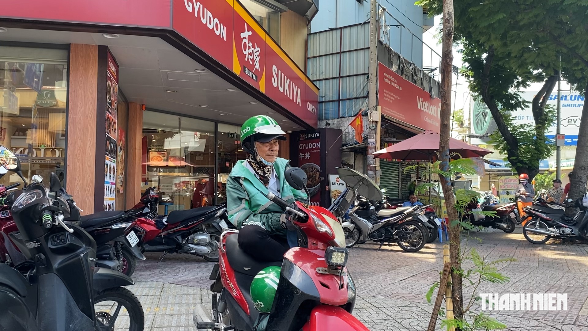 Chuyện nghề xe &ocirc;m: Chọn kho&aacute;c &aacute;o c&ocirc;ng nghệ để giữ nhịp mưu sinh - Ảnh 1.