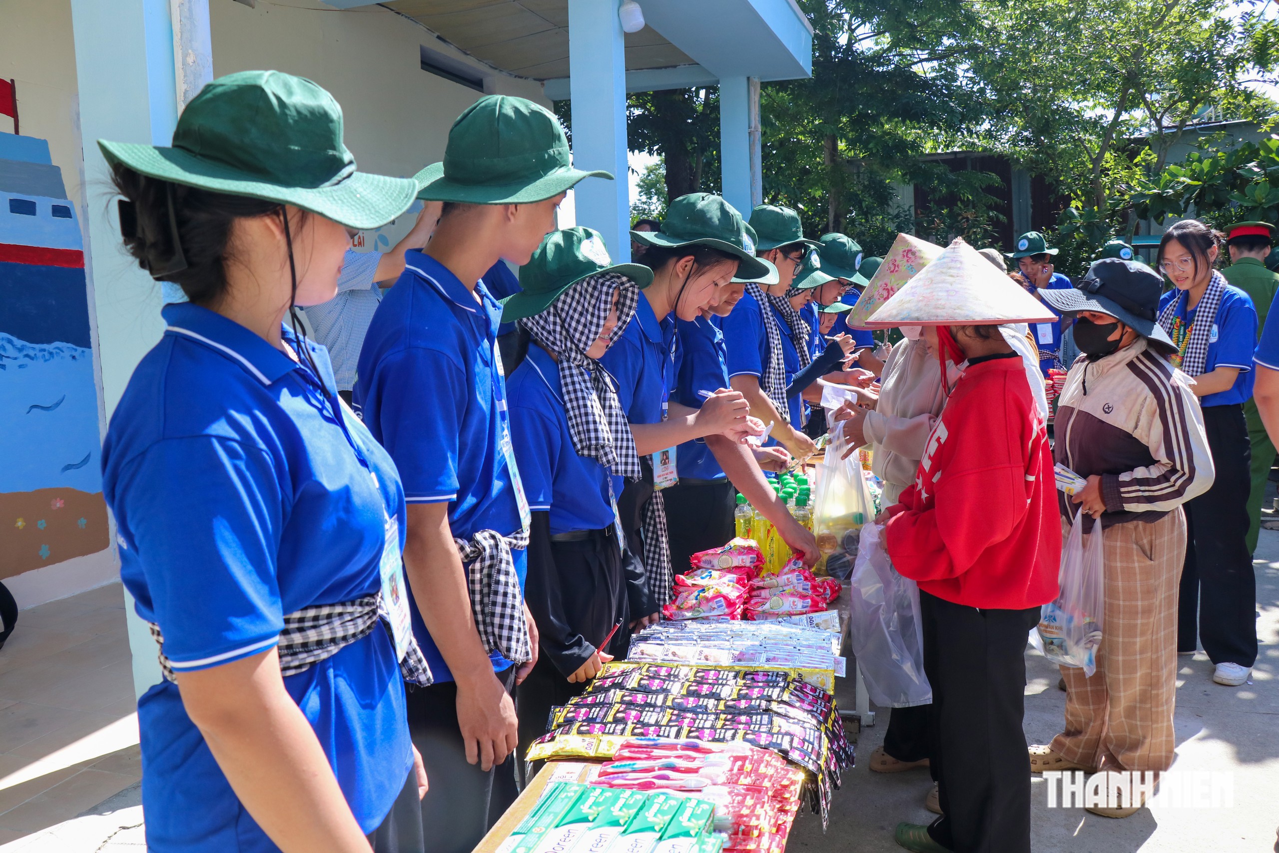 Thanh ni&ecirc;n t&igrave;nh nguyện h&egrave; thực hiện nhiều c&ocirc;ng tr&igrave;nh, phần việc &yacute; nghĩa - Ảnh 4.