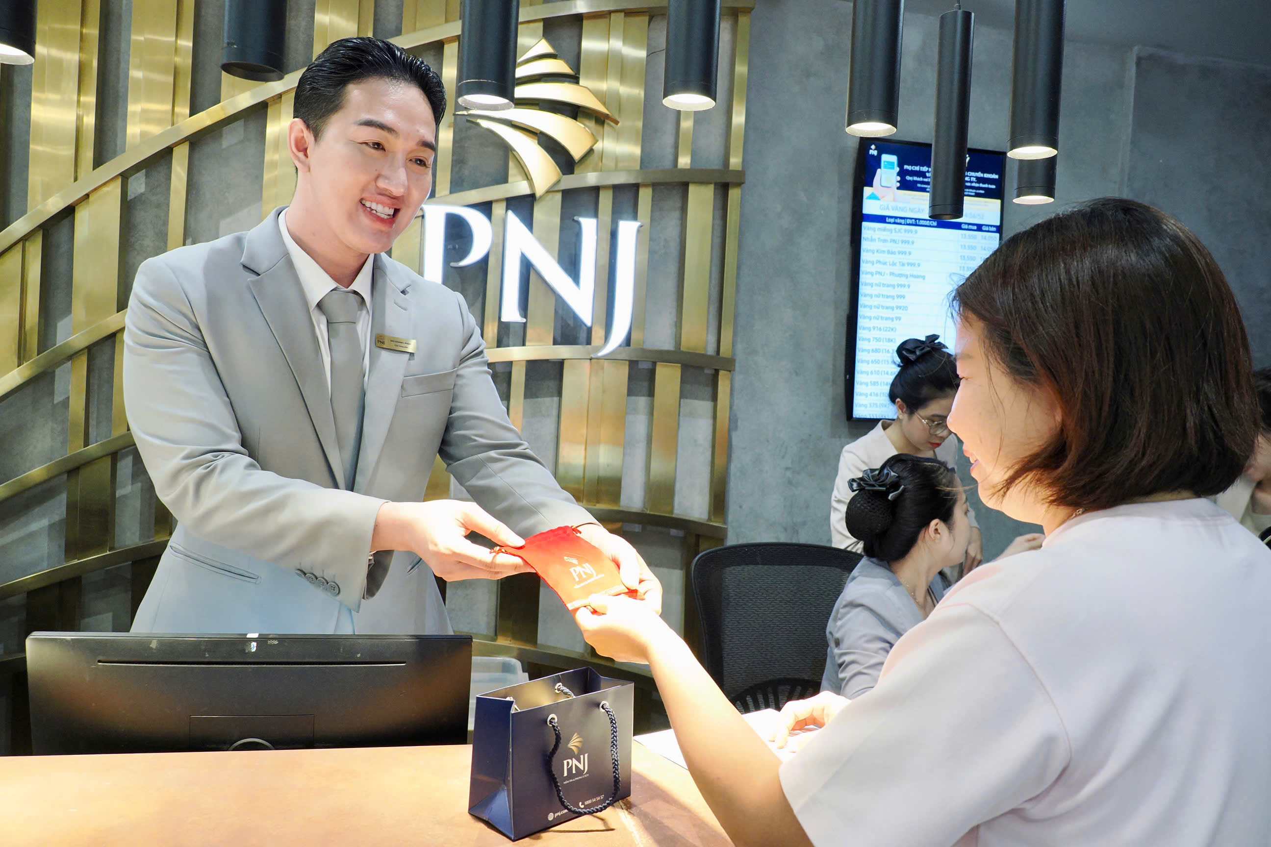 PNJ duy trì đà tăng trưởng quý 2 12%, doanh thu 6 tháng đạt 25.729 tỉ đồng - Ảnh 1.