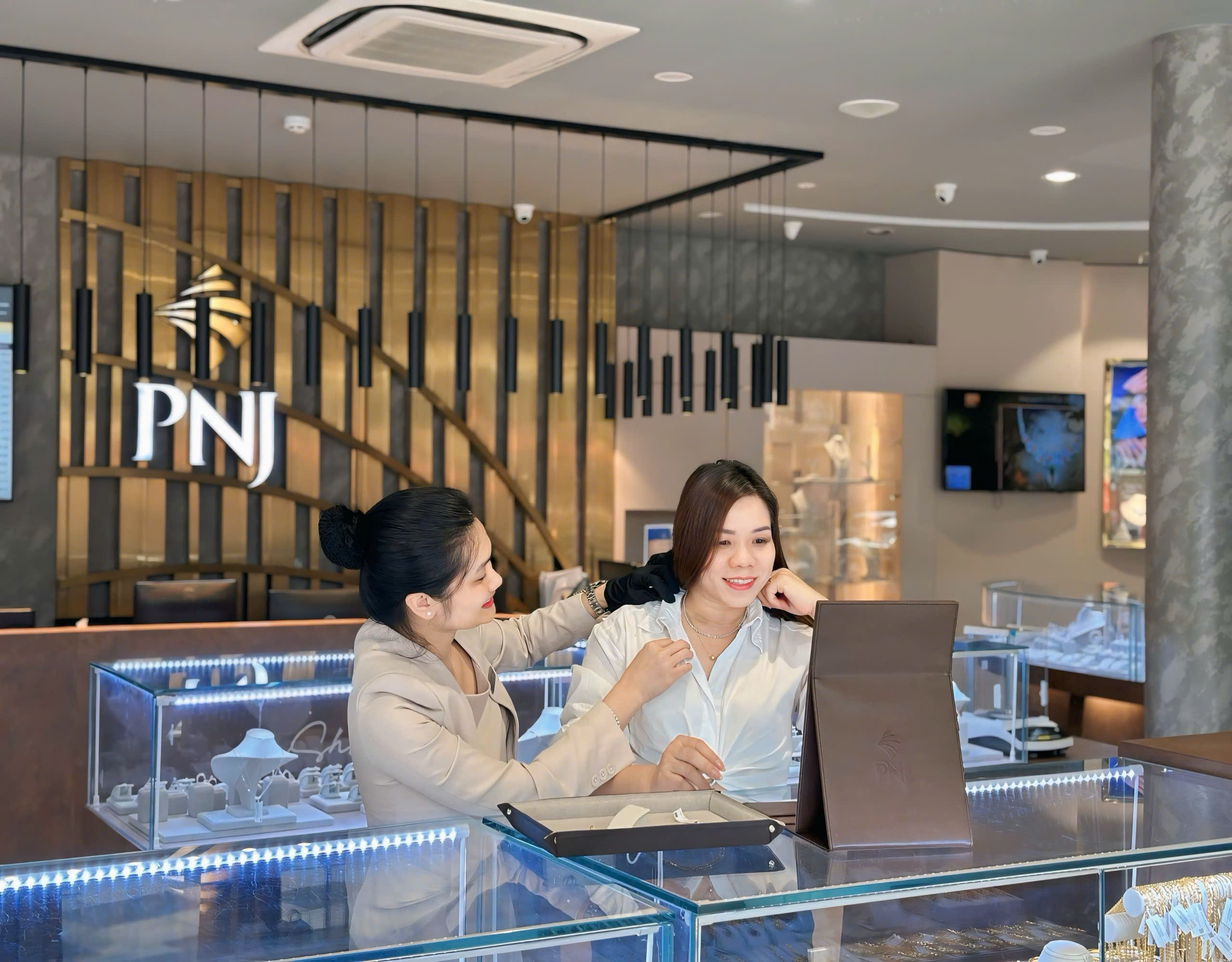 PNJ duy trì đà tăng trưởng quý 2 12%, doanh thu 6 tháng đạt 25.729 tỉ đồng - Ảnh 2.
