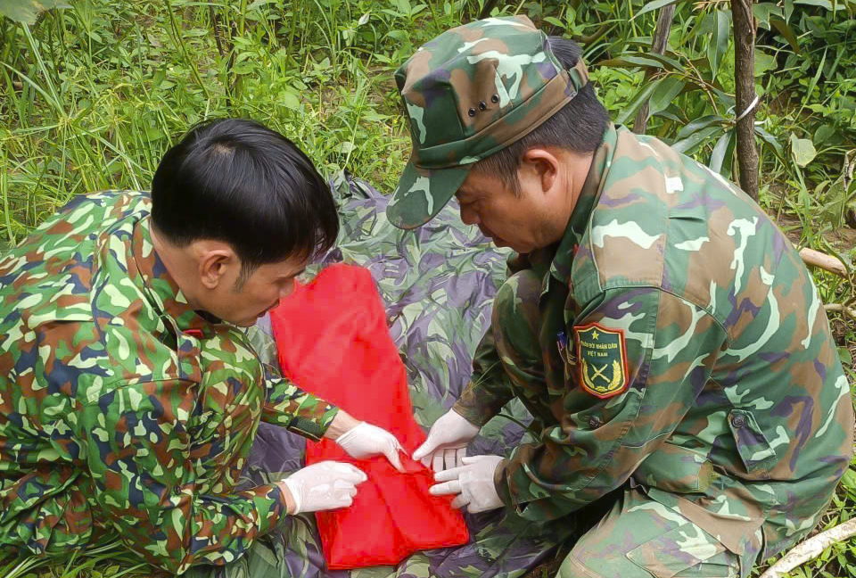 Quảng Ngãi: Phát hiện thêm 1 hài cốt liệt sĩ được bọc qua nhiều lớp vải dù- Ảnh 1.