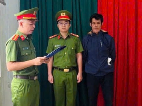 Đổ thải trái phép trên đất nông nghiệp, 2 người bị khởi tố- Ảnh 1.