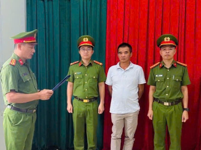 Đổ thải trái phép trên đất nông nghiệp, 2 người bị khởi tố- Ảnh 2.